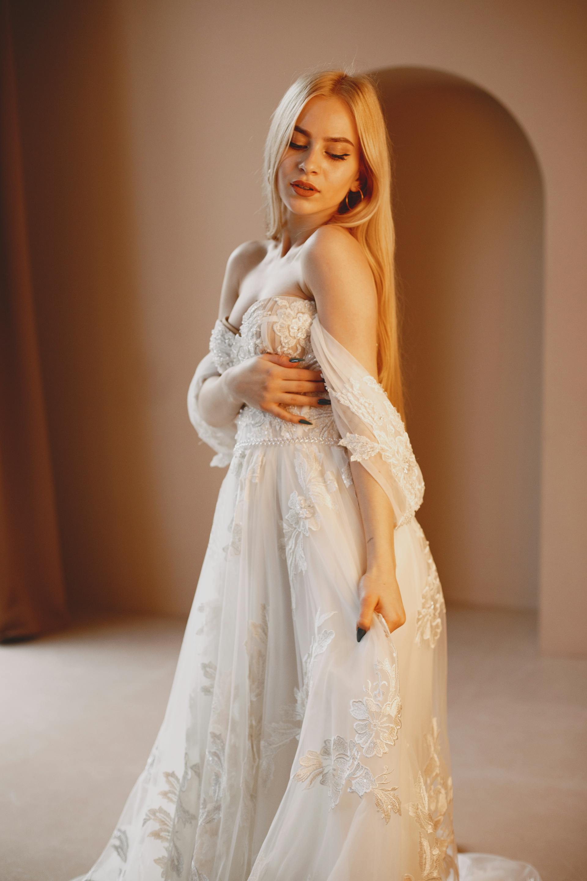 Mujer con un vestido largo de encaje blanco | Fuente: Pexels