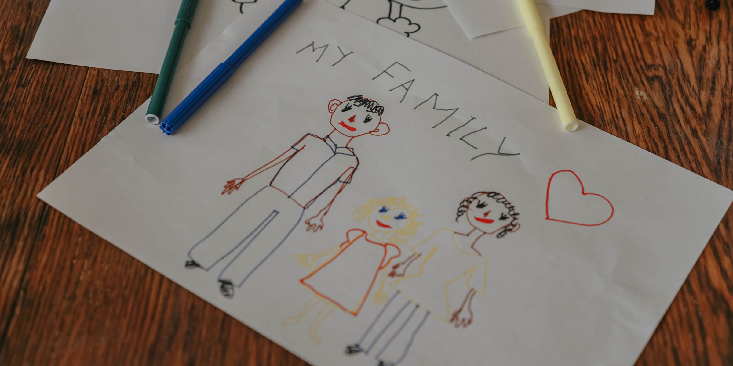 Un dibujo de un retrato familiar de un niño hecho con rotuladores de colores | Fuente: Pexels
