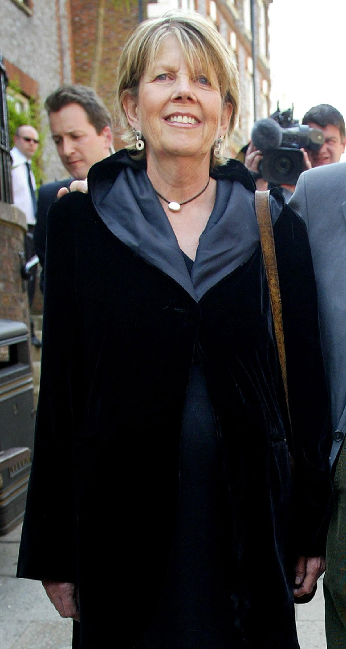 Patricia Rashbrook sale de su casa de Lewes, East Sussex, en mayo de 2006. | Foto: Getty Images