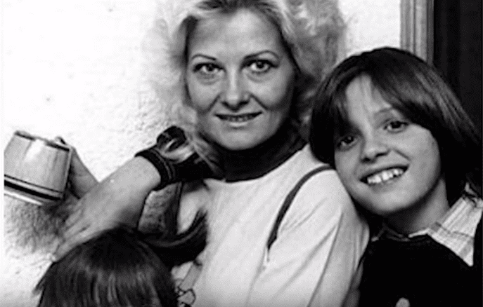 Luis Miguel en su niñez junto a su madre, Marcela Basteri. | Fuente: Youtube / Badabun