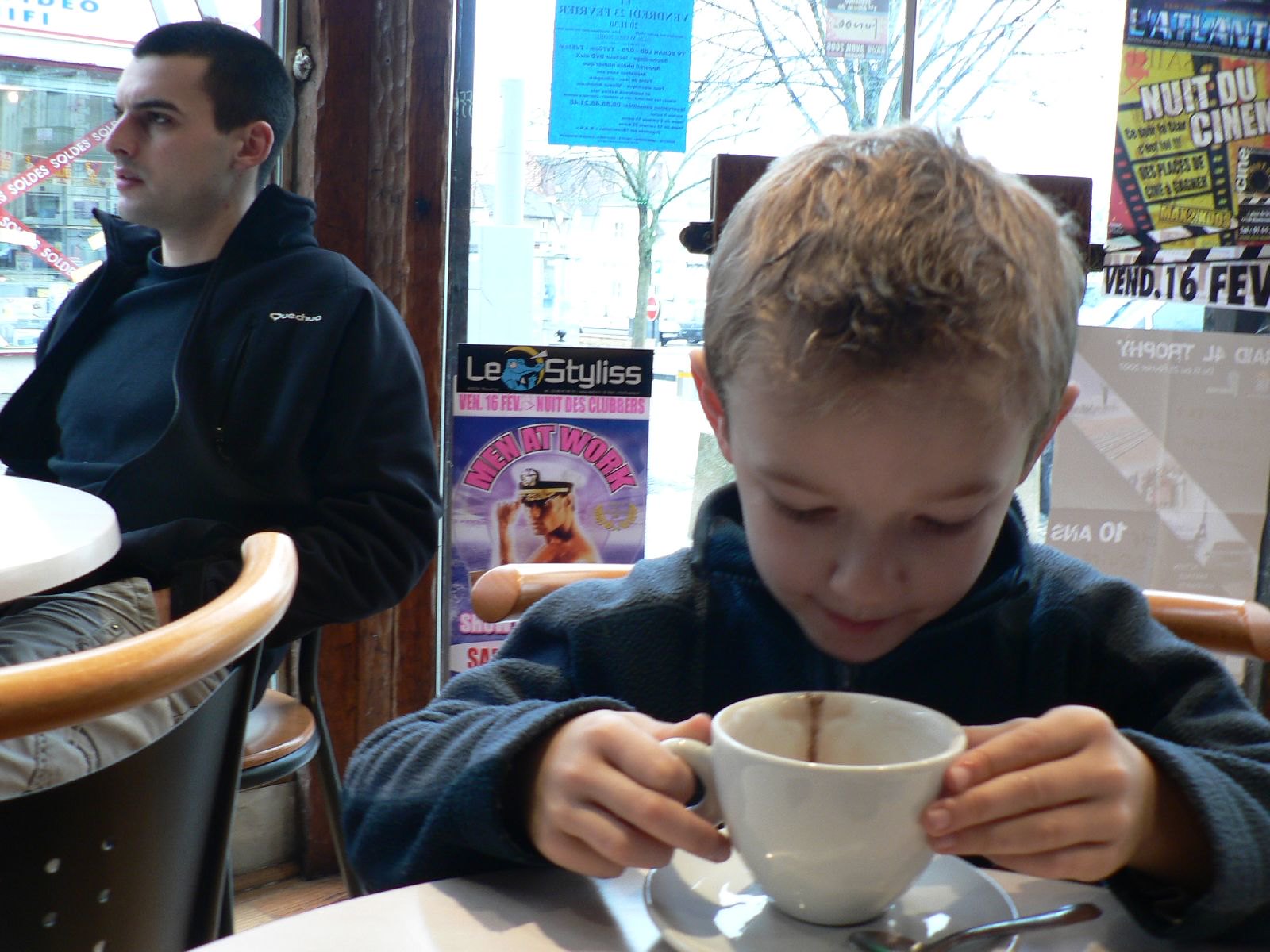 Un niño tomando café en un restaurante | Foto: Flickr.com/dwysiu