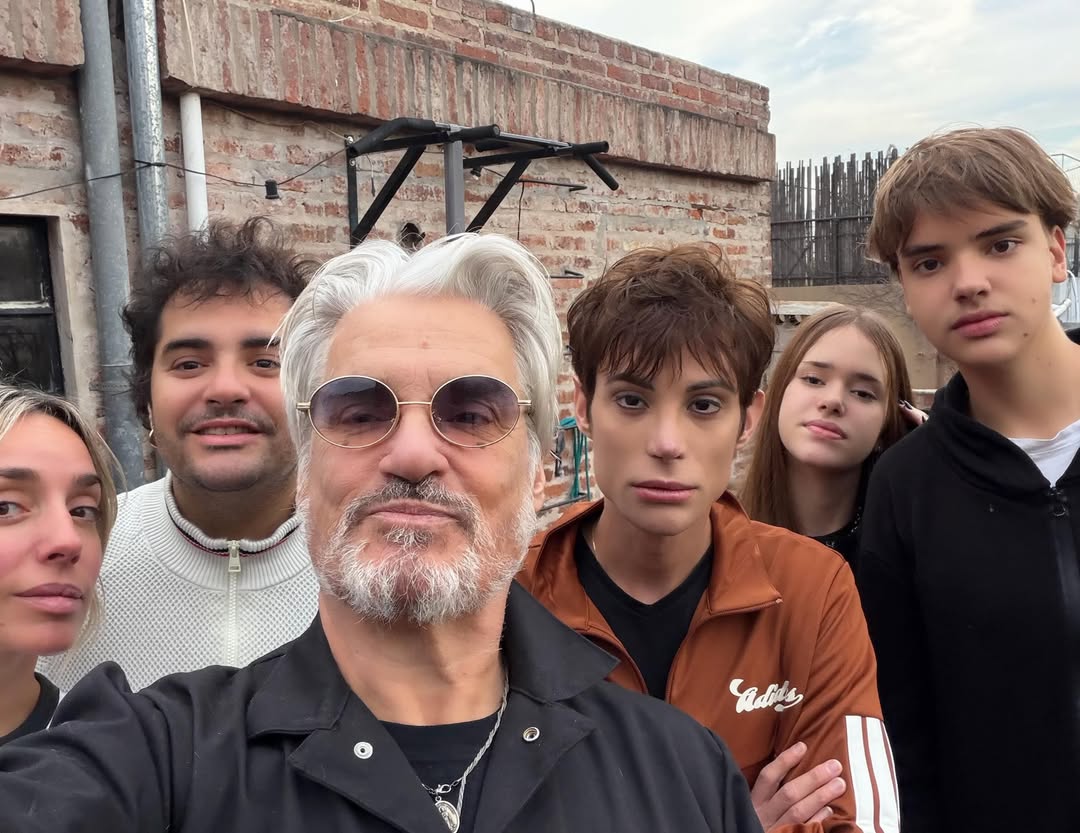 Roberto Pettinato junto a sus cinco hijos. | Fuente: Instagram/tamarapettinato.