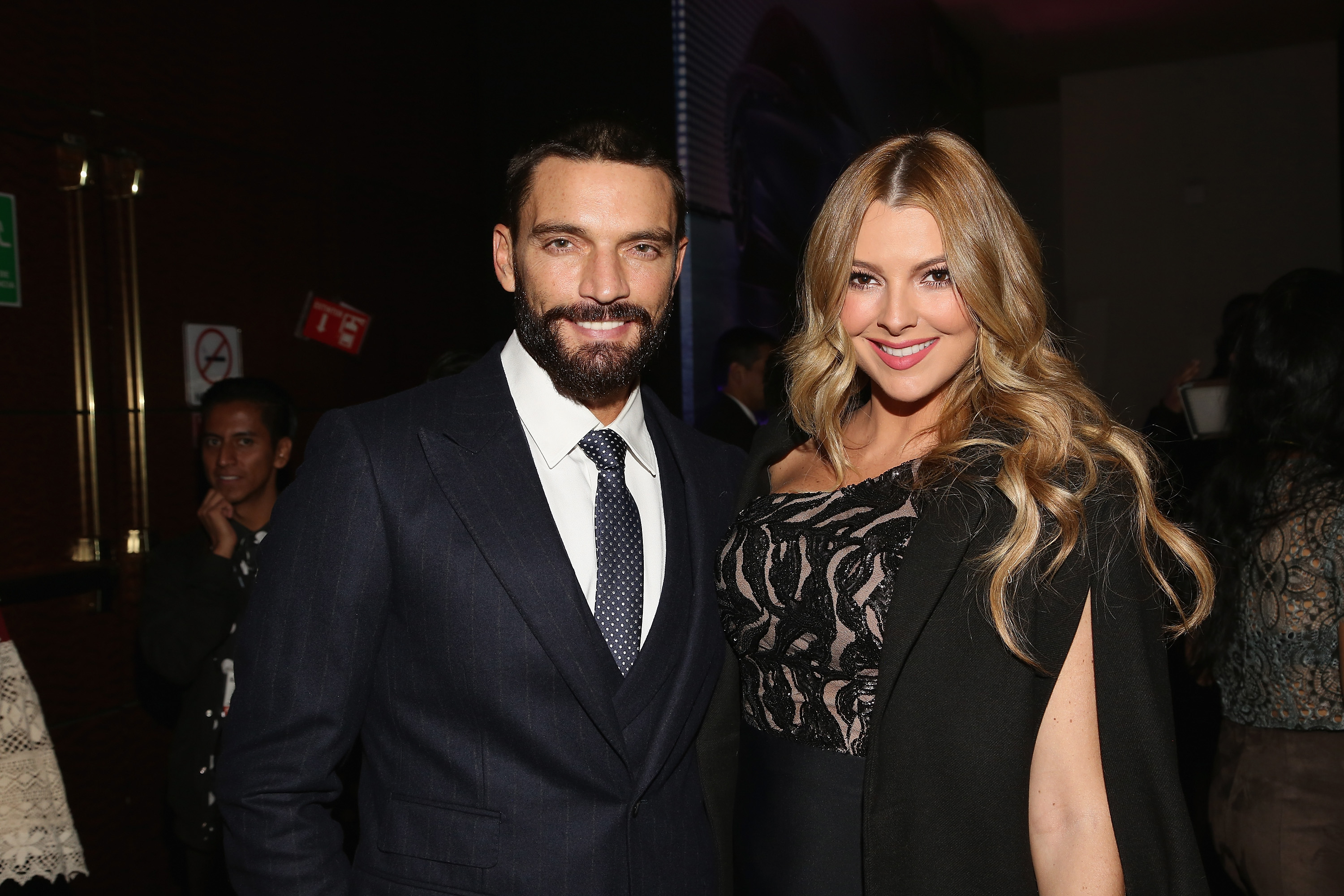 Julián Gil y Marjorie de Sousa asisten al segundo día de la Semana de la Moda Mercedes-Benz México Primavera/Verano 2017 en el Hotel María Isabel Sheraton el 11 de octubre de 2016 en la Ciudad de México, México. | Fuente: Getty Images