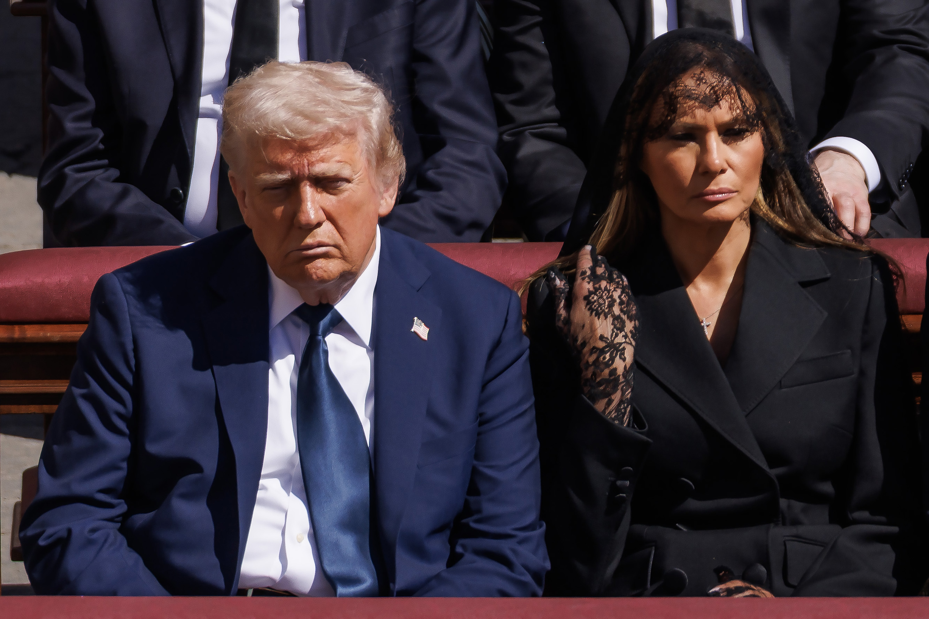 El presidente Donald Trump y la primera dama Melania Trump sentados en el funeral del Papa Francisco | Fuente: Getty Images