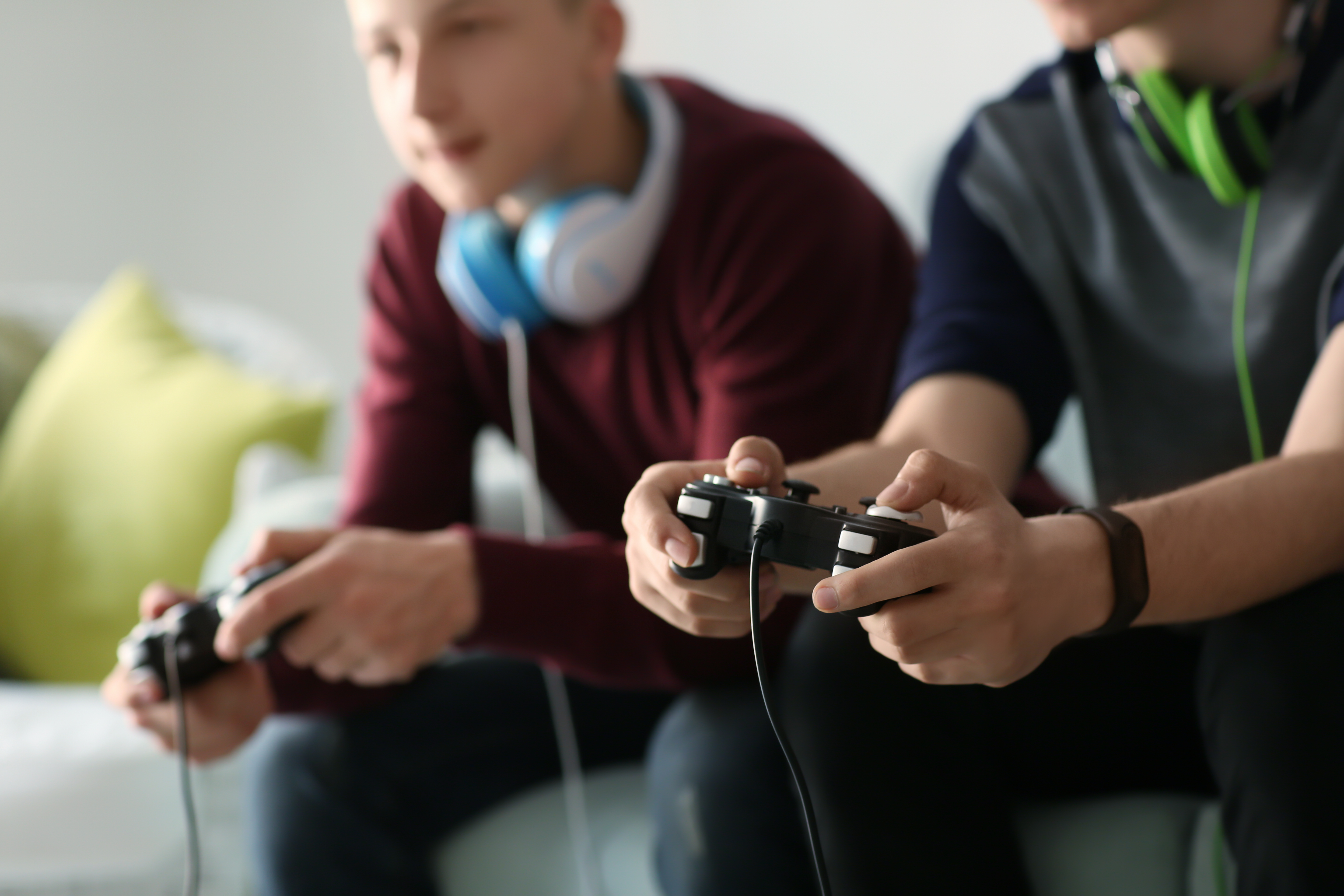 Chicos jugando videojuegos | Foto: Shutterstock