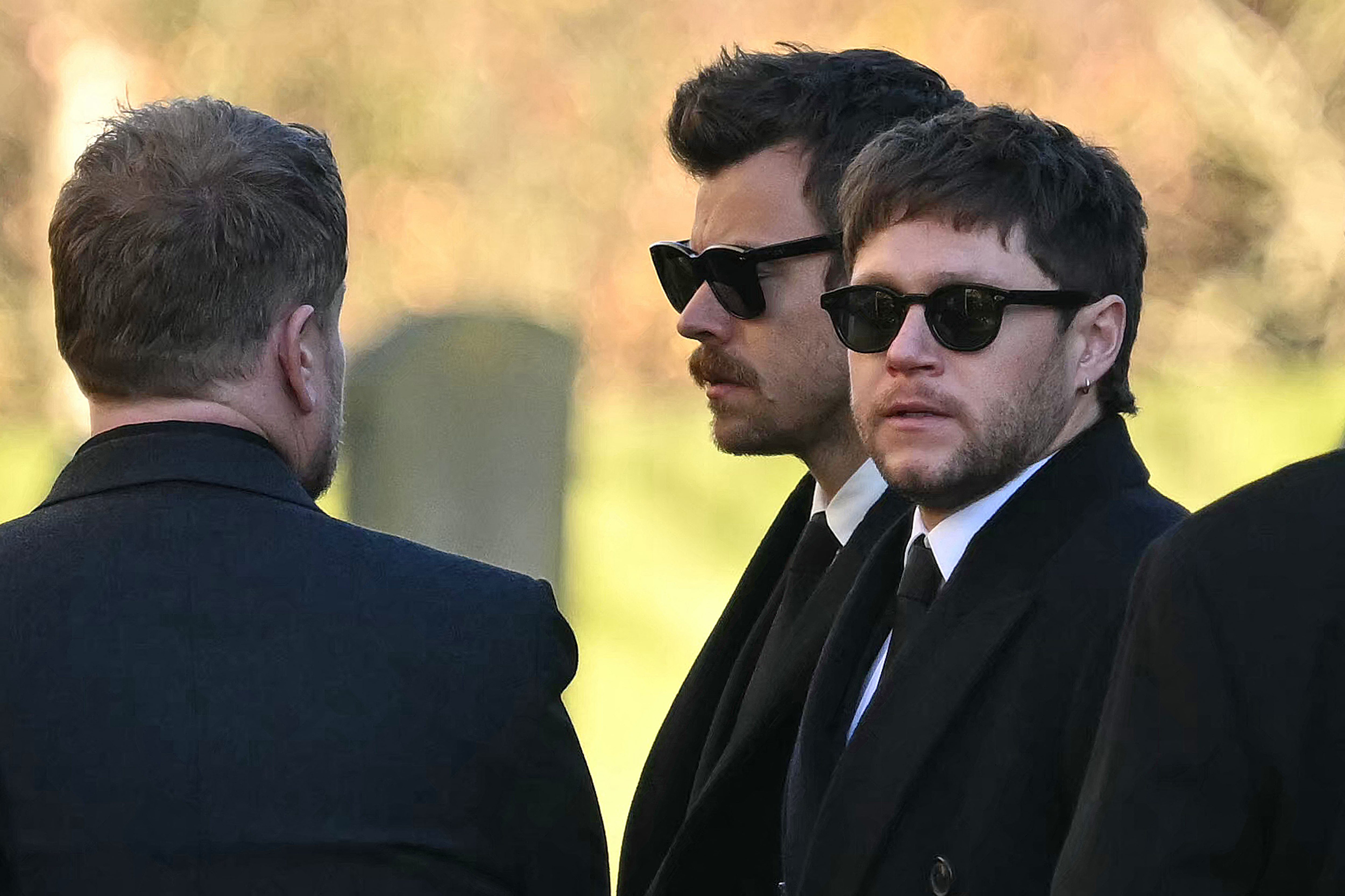 Harry Styles (C) y Niall Horan asisten al funeral de Liam Payne en una iglesia de St Mary el 20 de noviembre de 2024, en Amersham, Inglaterra | Fuente: Getty Images