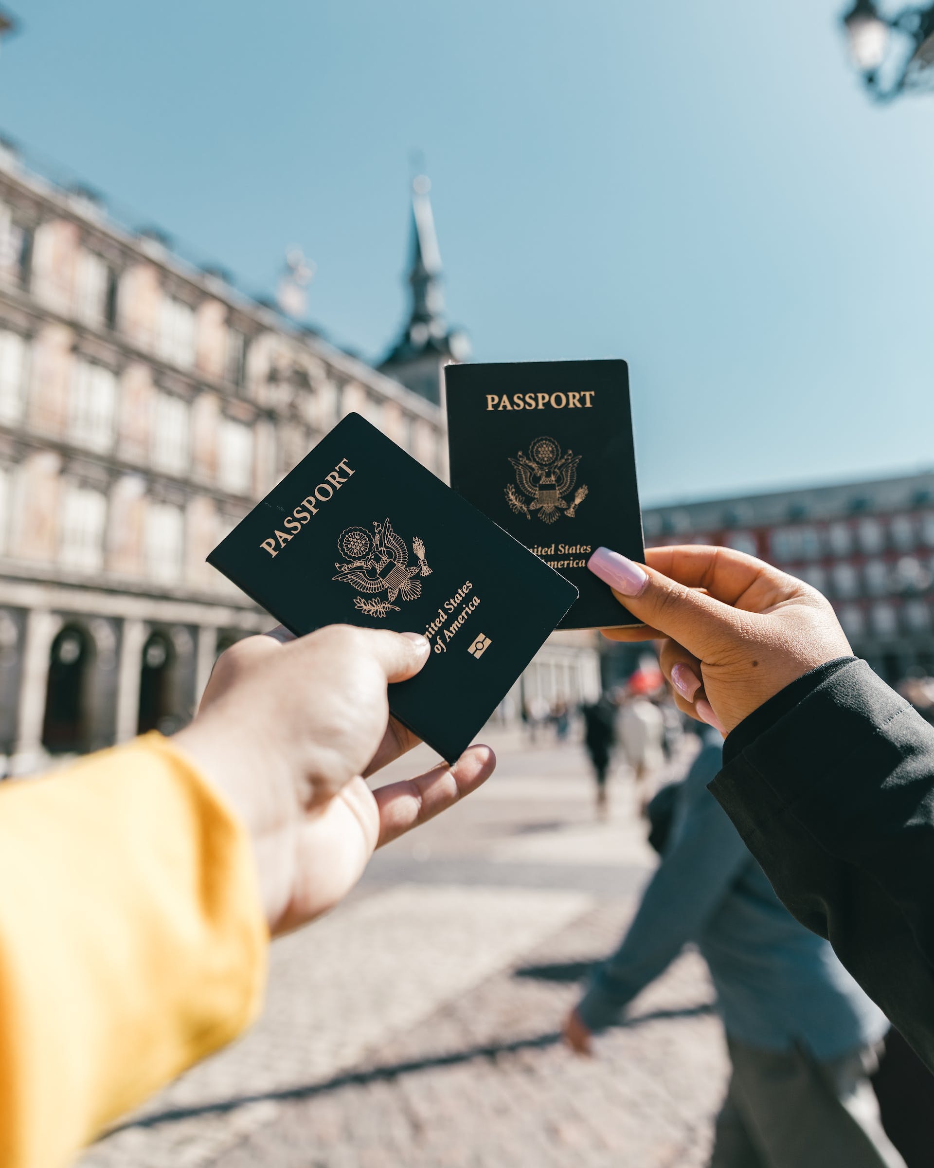 Personas con pasaportes | Foto: Pexels