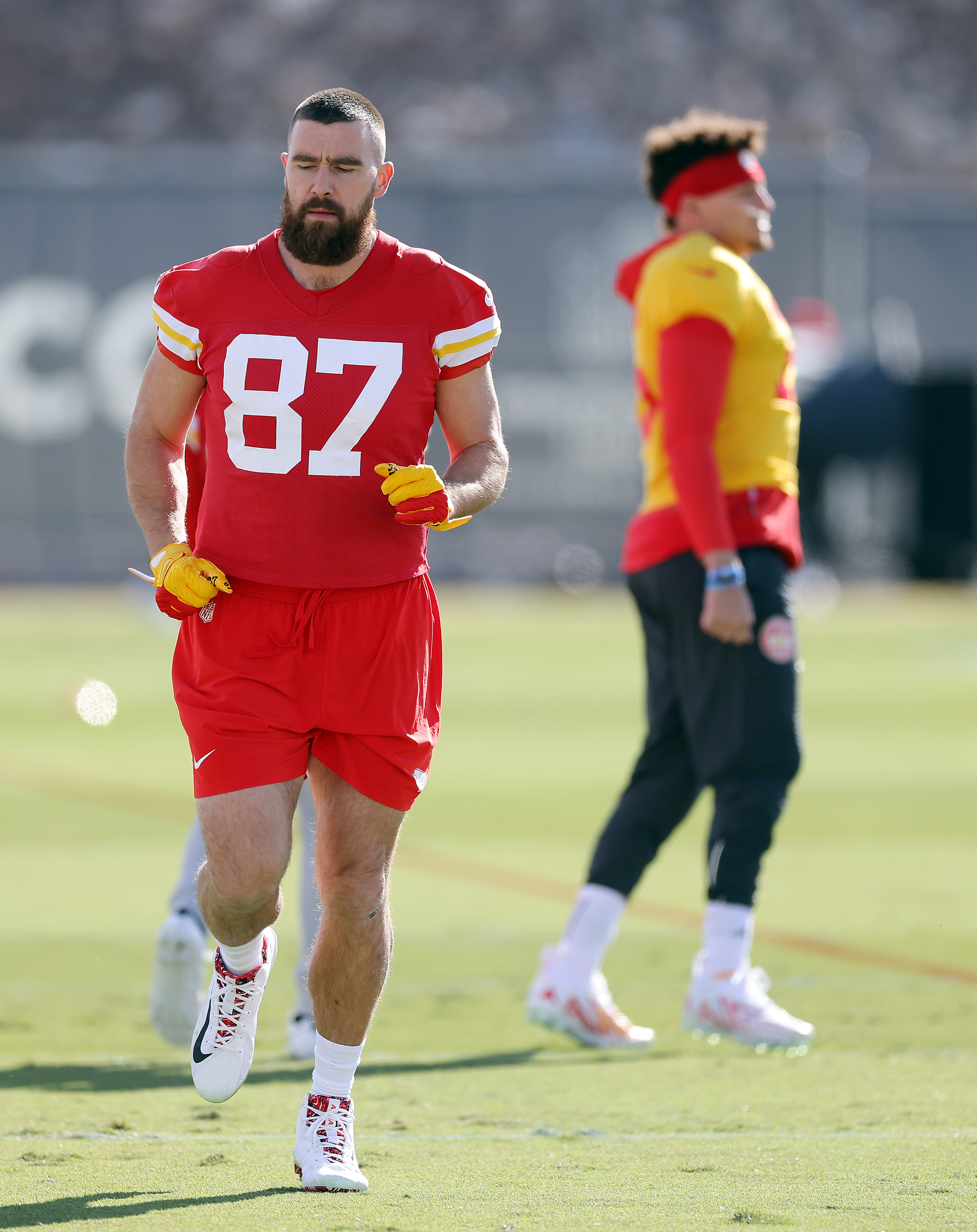 Travis Kelce calentando antes de la Super Bowl LVIII en Henderson, Nevada, el 7 de febrero de 2024 | Fuente: Getty Images