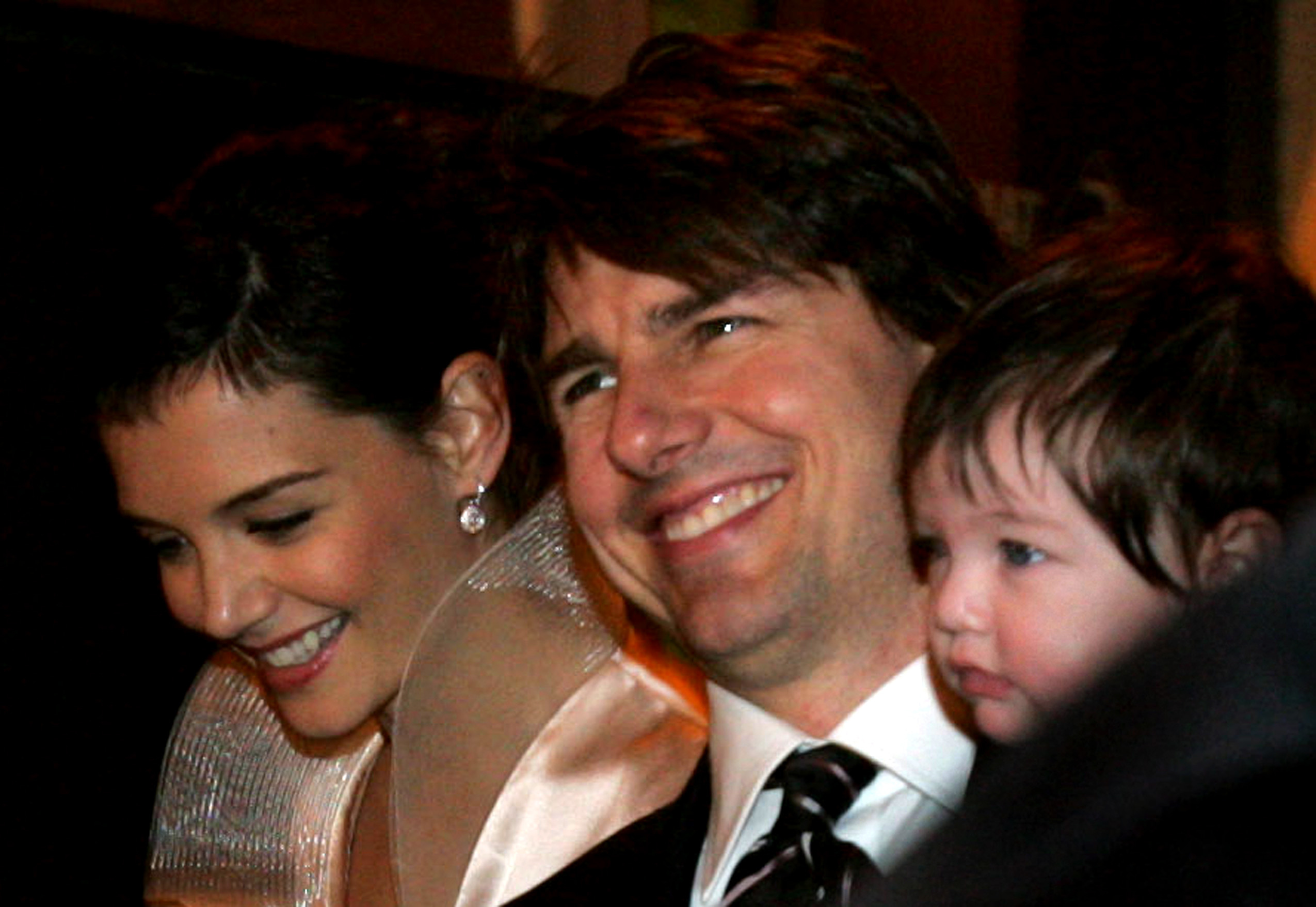 Katie Holmes, Tom y Suri Cruise llegan al restaurante 'Nino' el 16 de noviembre de 2006 en Roma, Italia | Fuente: Getty Images