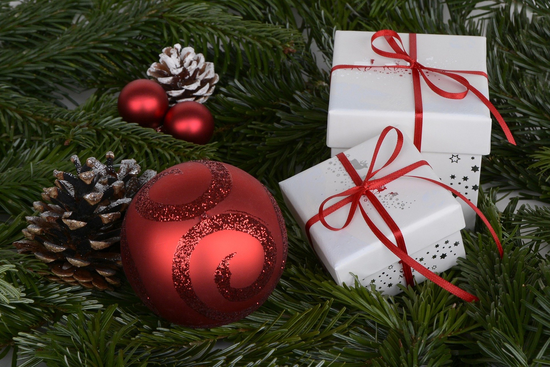 Conos de pino con bambalinas y regalos. | Foto: Pixabay