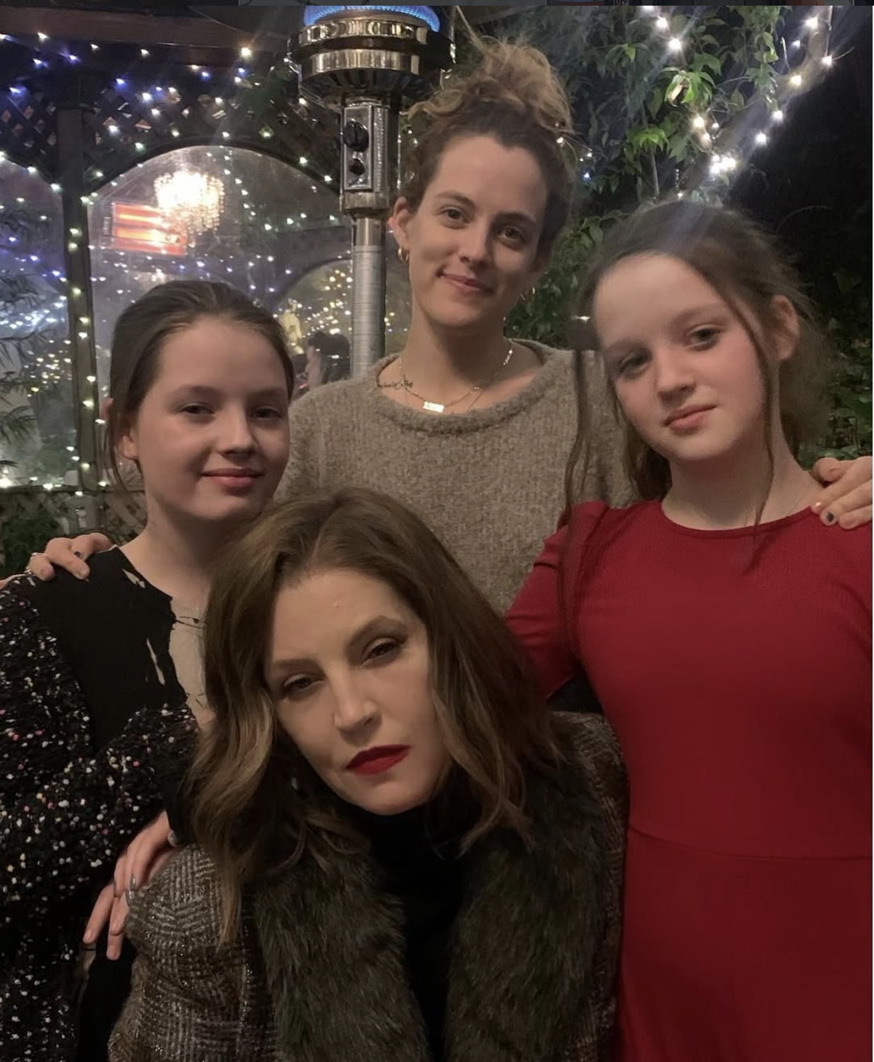 Las hermanas cumplieron 13 años en octubre de 2021. A principios de ese año, Lisa Marie agradeció públicamente a sus tres hijas por haberla ayudado a superar un momento difícil. | Fuente: Instagram/lisampresley