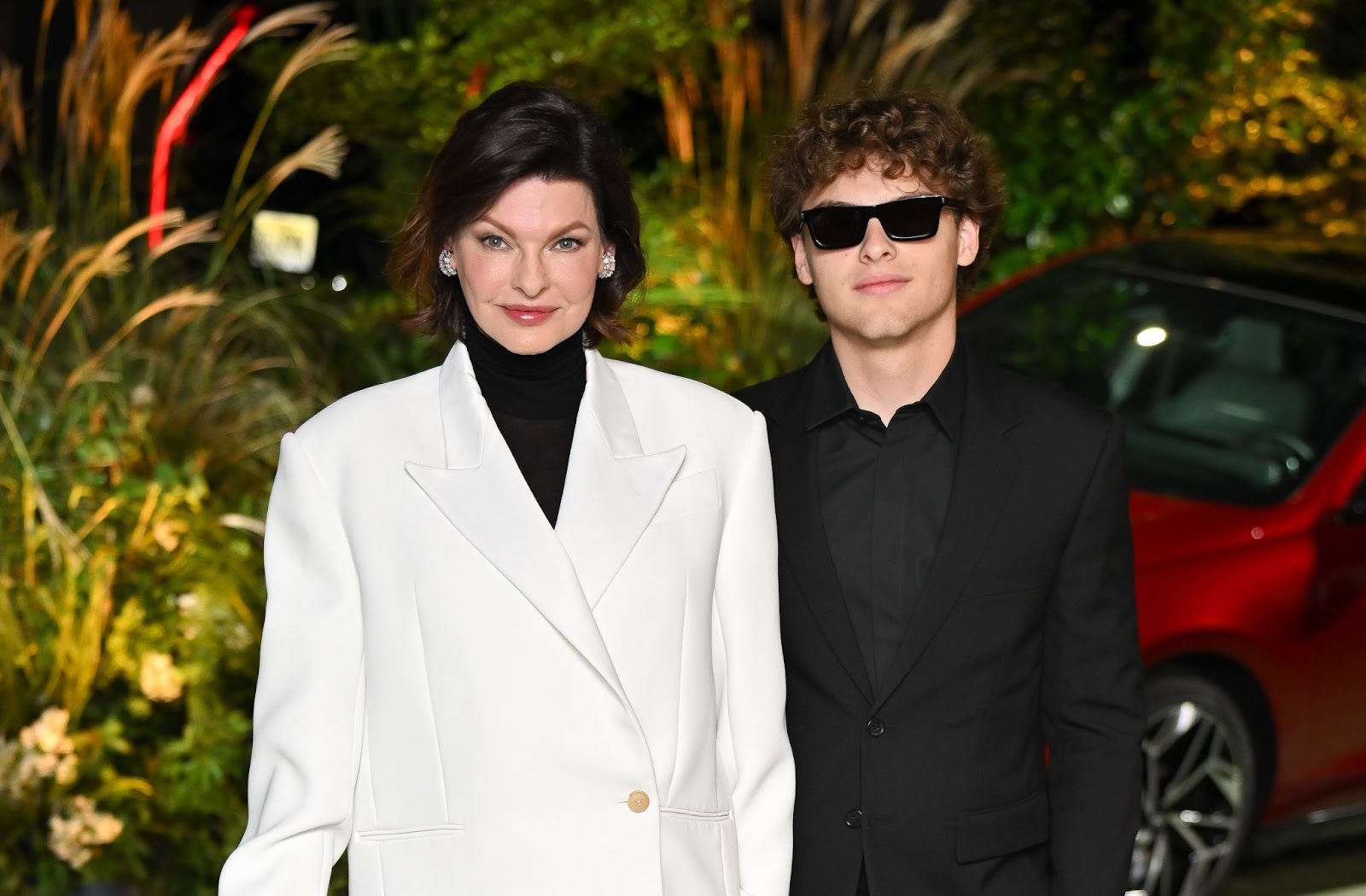 Linda Evangelista y Augustin compartieron un momento en los premios WSJ. Magazine 2024 Innovator Awards, reflejando su fuerte conexión, ya que él la acompaña a destacados eventos | Fuente: Getty Images