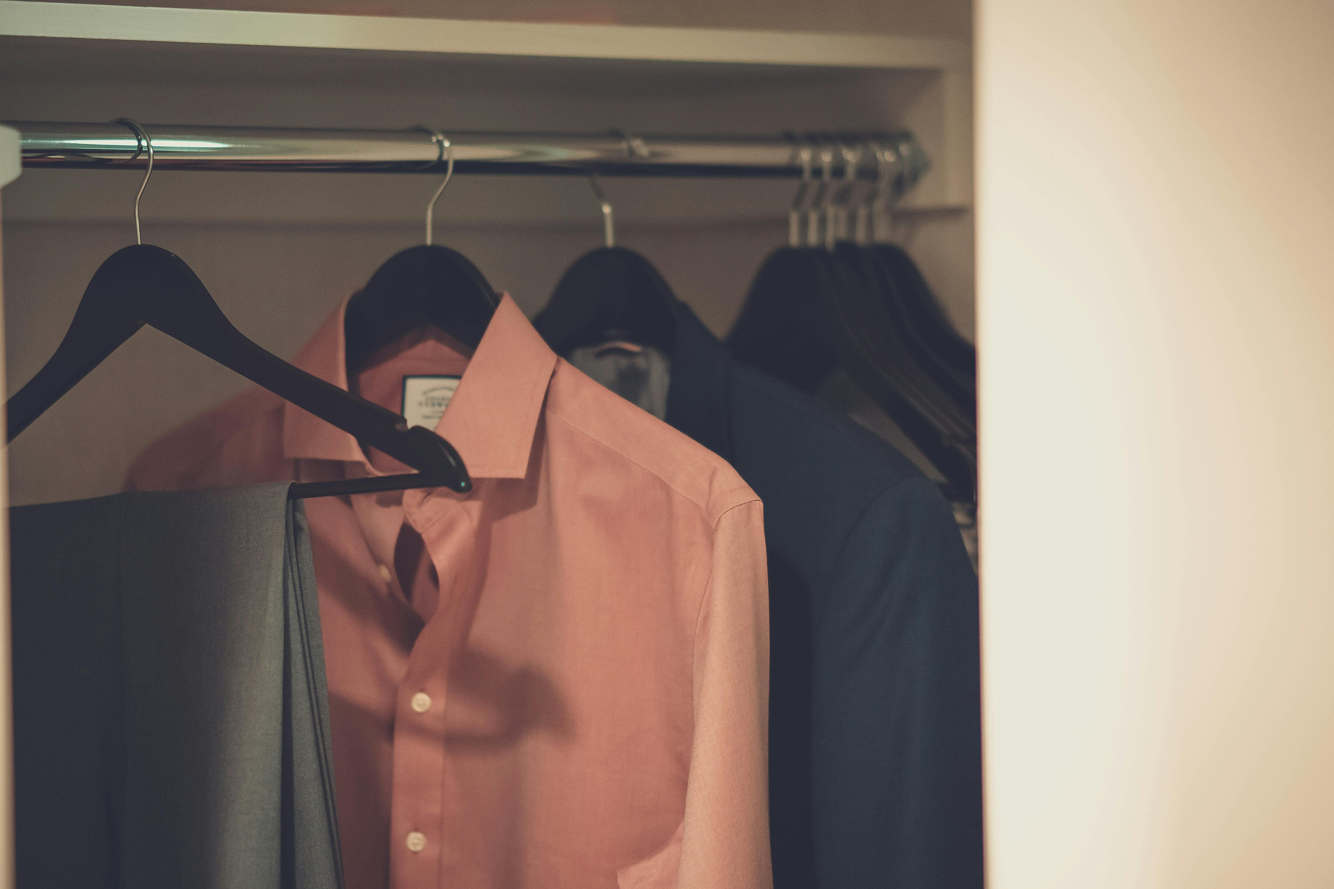 Ropa colgada en un armario | Fuente: Pexels