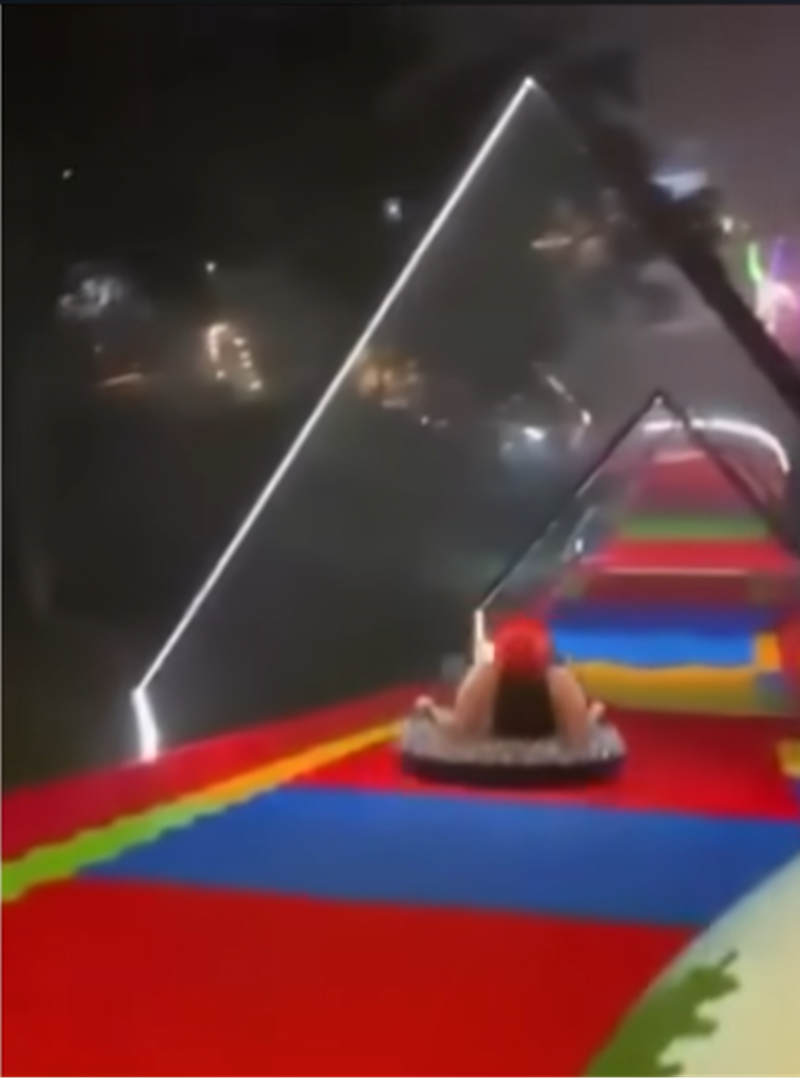 Yuris García Manrique tras lanzarse en el tobogán | Fuente: YouTube/Roloco News