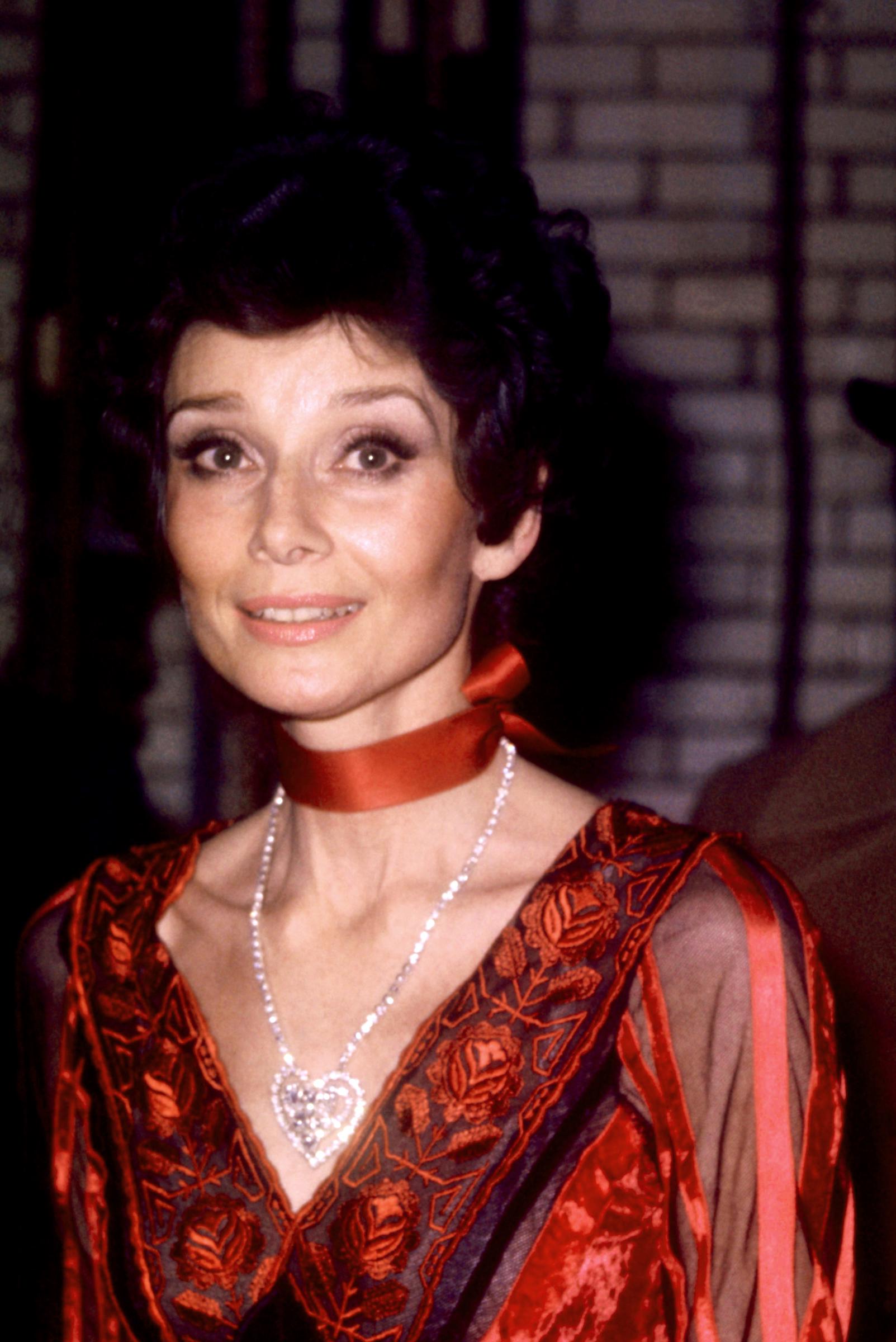 Audrey Hepburn posa para un retrato el 1 de enero de 1980, en Nueva York. | Fuente: Getty Images