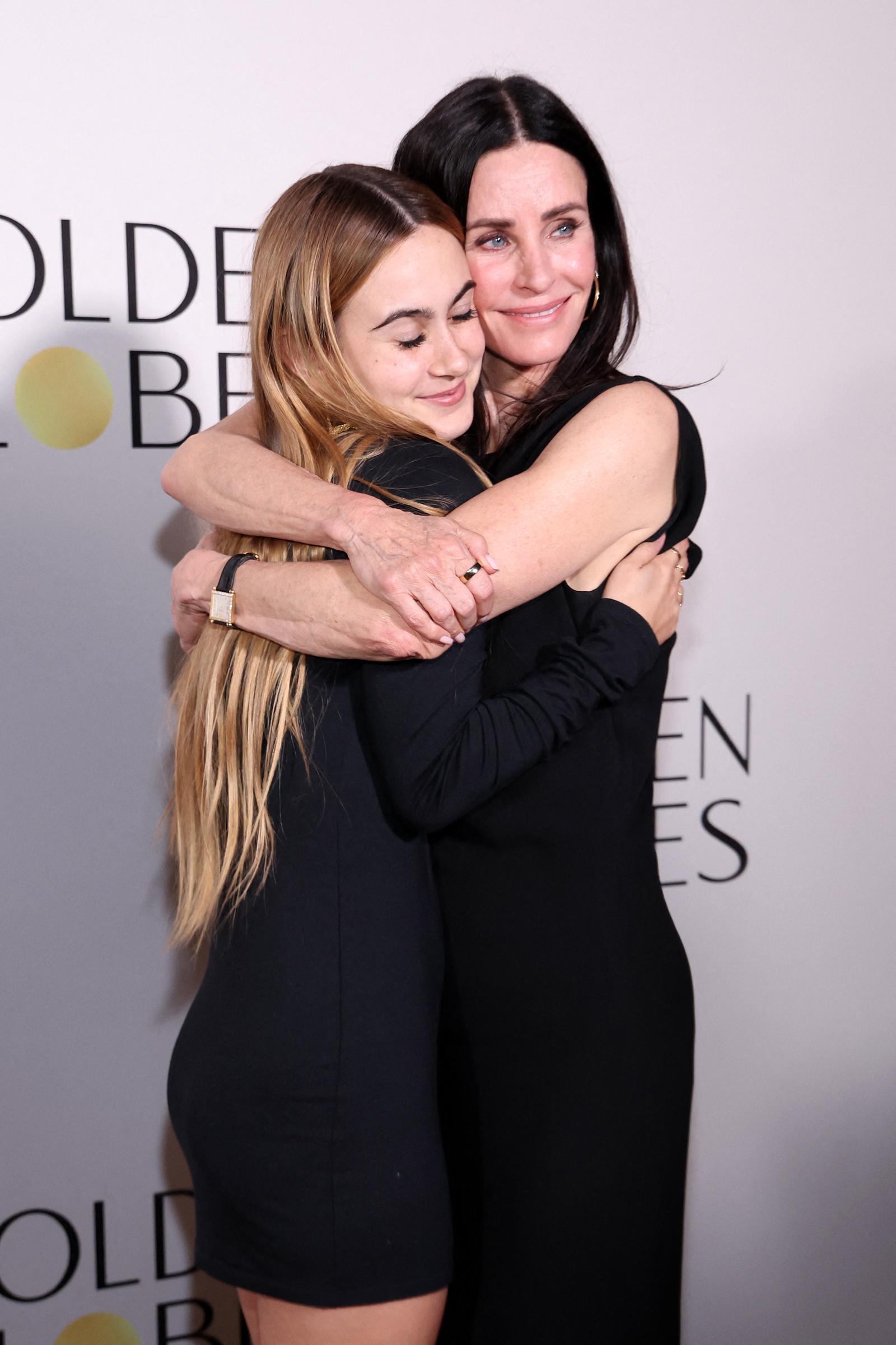 Courteney abraza a Coco mientras posan para las cámaras; Coco se apoya en su madre y cierra los ojos en ese abrazo. Sus conjuntos negros a juego le dan un toque discreto a la foto, mientras que la pose cariñosa nos permite ver un lado más íntimo de su aparición en el TIFF. | Fuente: Getty Images