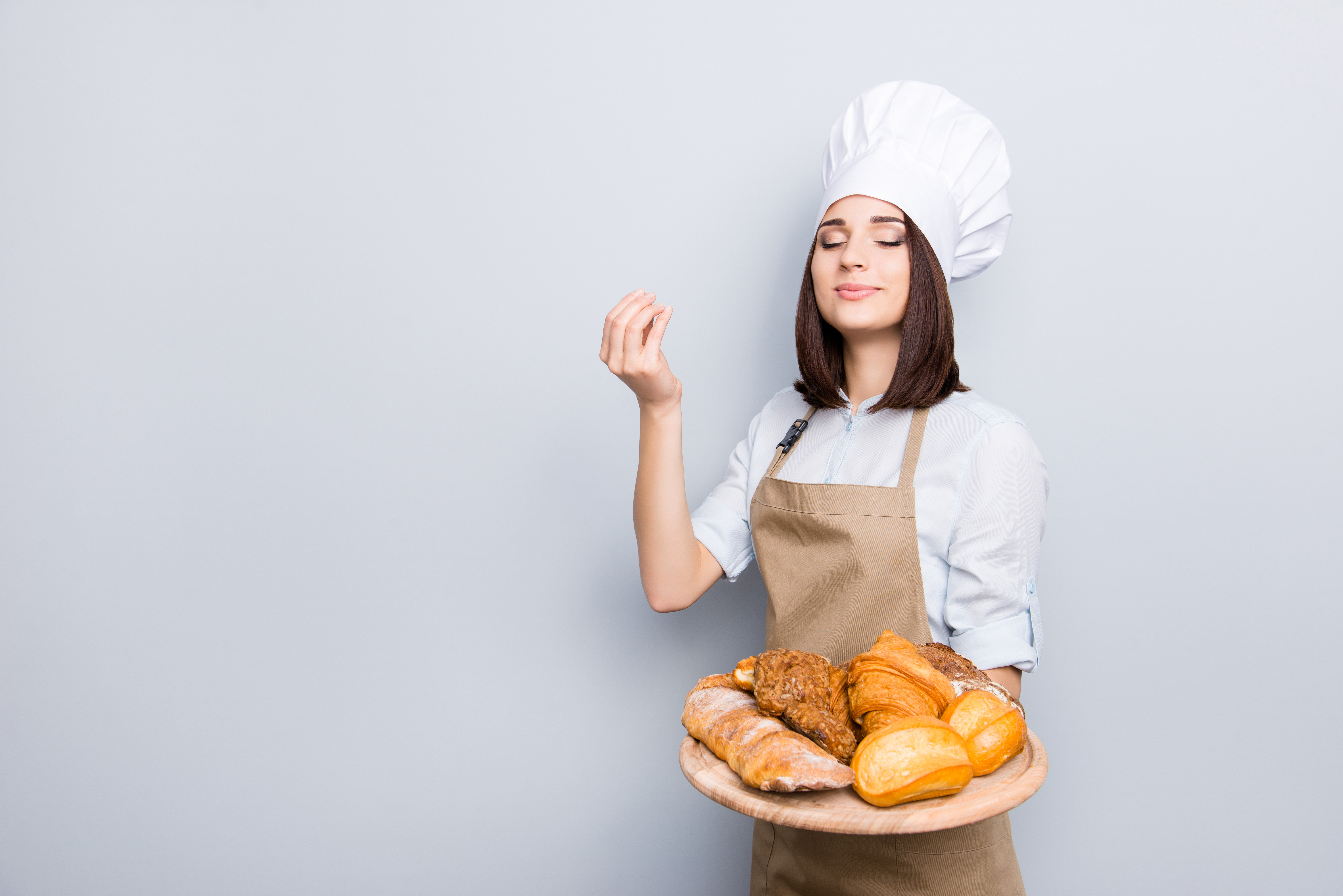 Pastelera sosteniendo un plato de panificados | Foto: Shutterstock