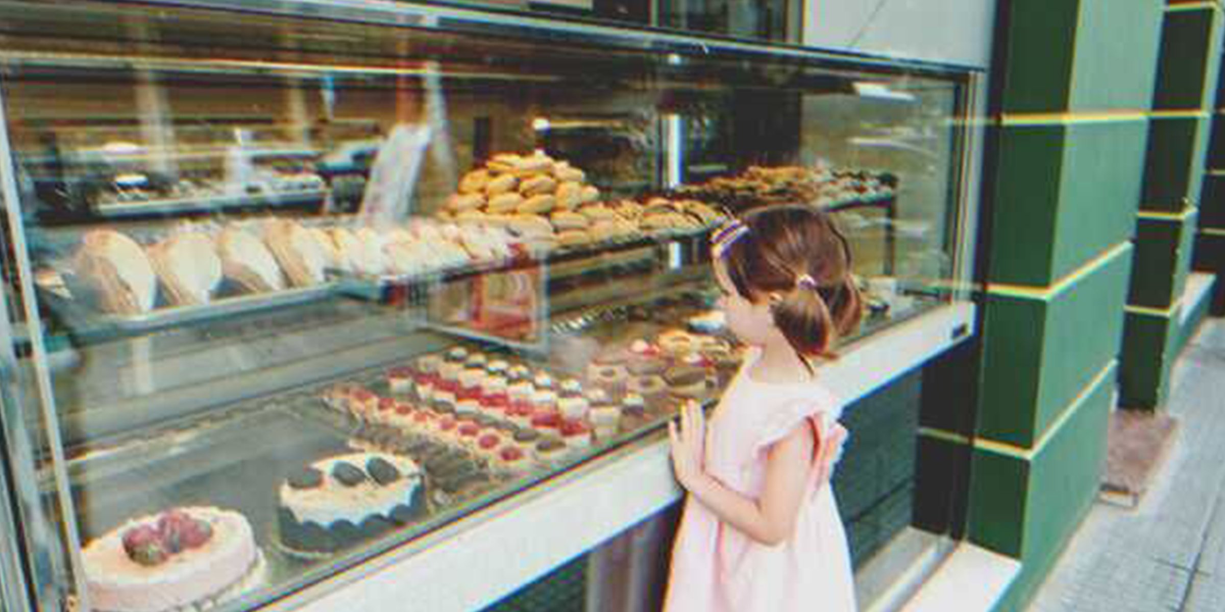 Una niña mirando pasteles | Foto: Shutterstock