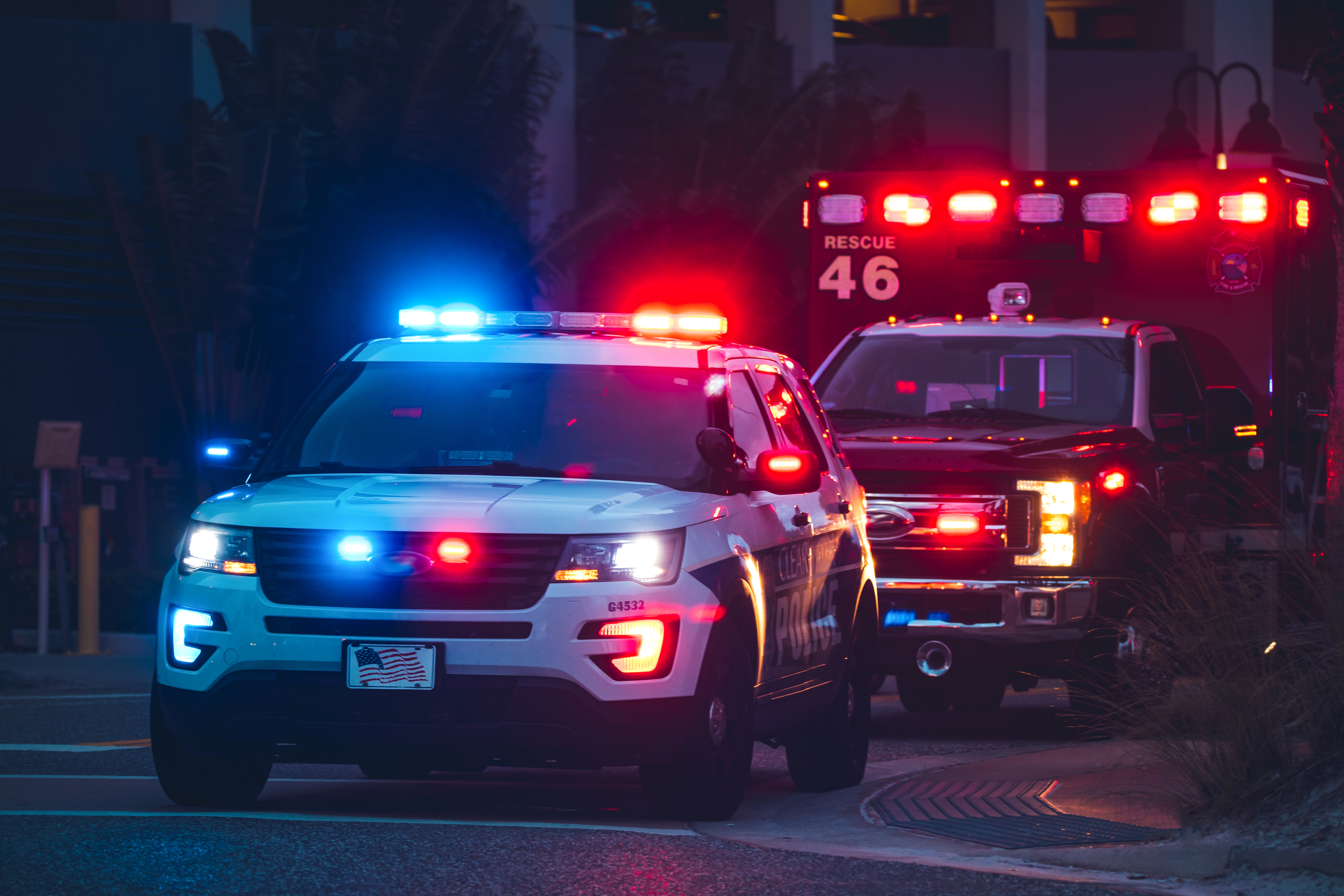 Automóvil de policía americano y camión de emergencias con luces azules y rojas| Fuente: Shutterstock.com
