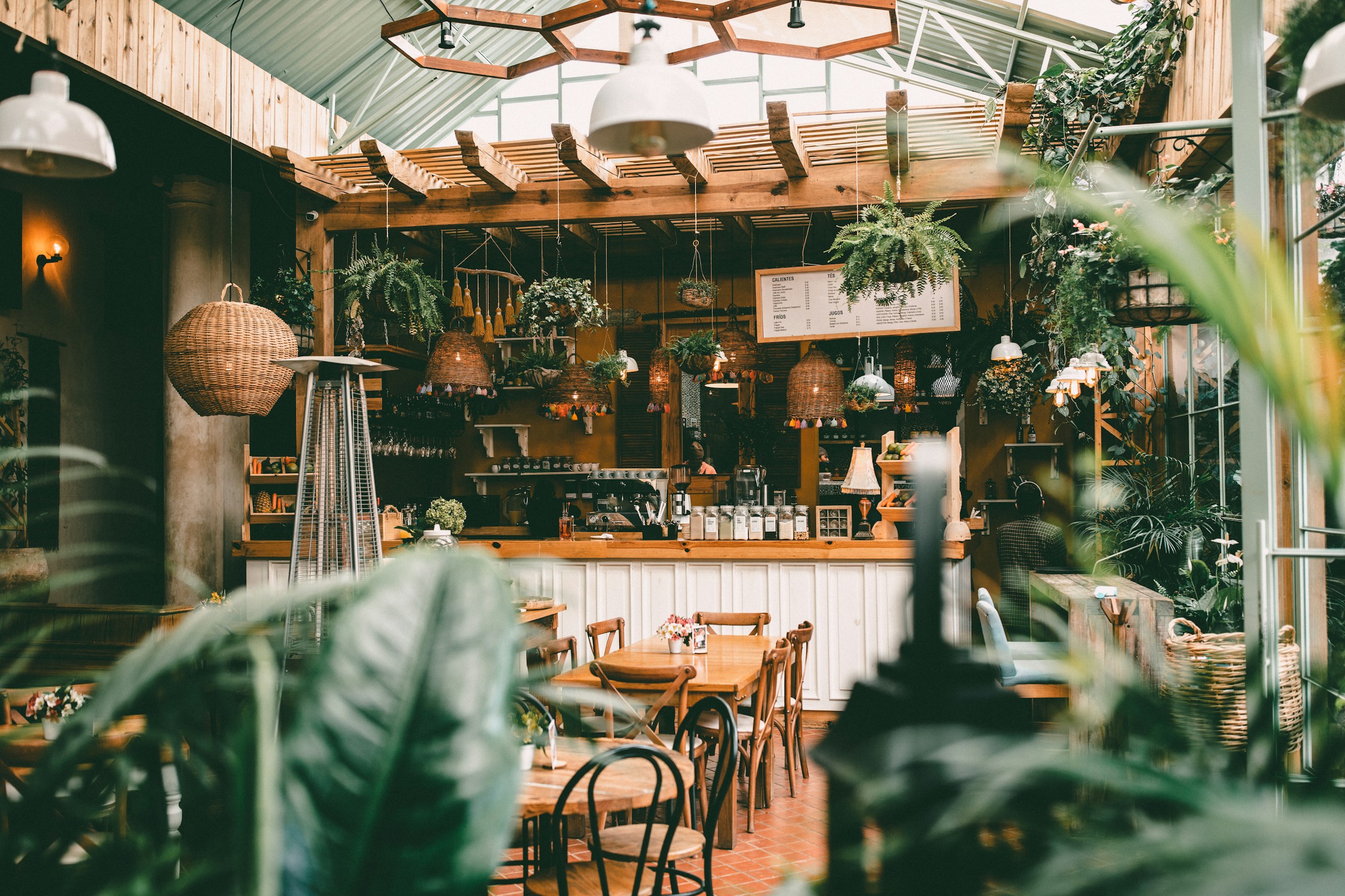 El interior de una cafetería | Fuente: Unsplash