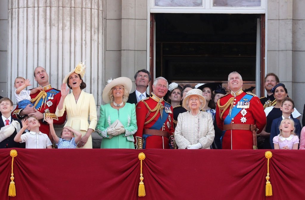 La familia Real viendo aviones en el cielo. │Foto: Getty Images