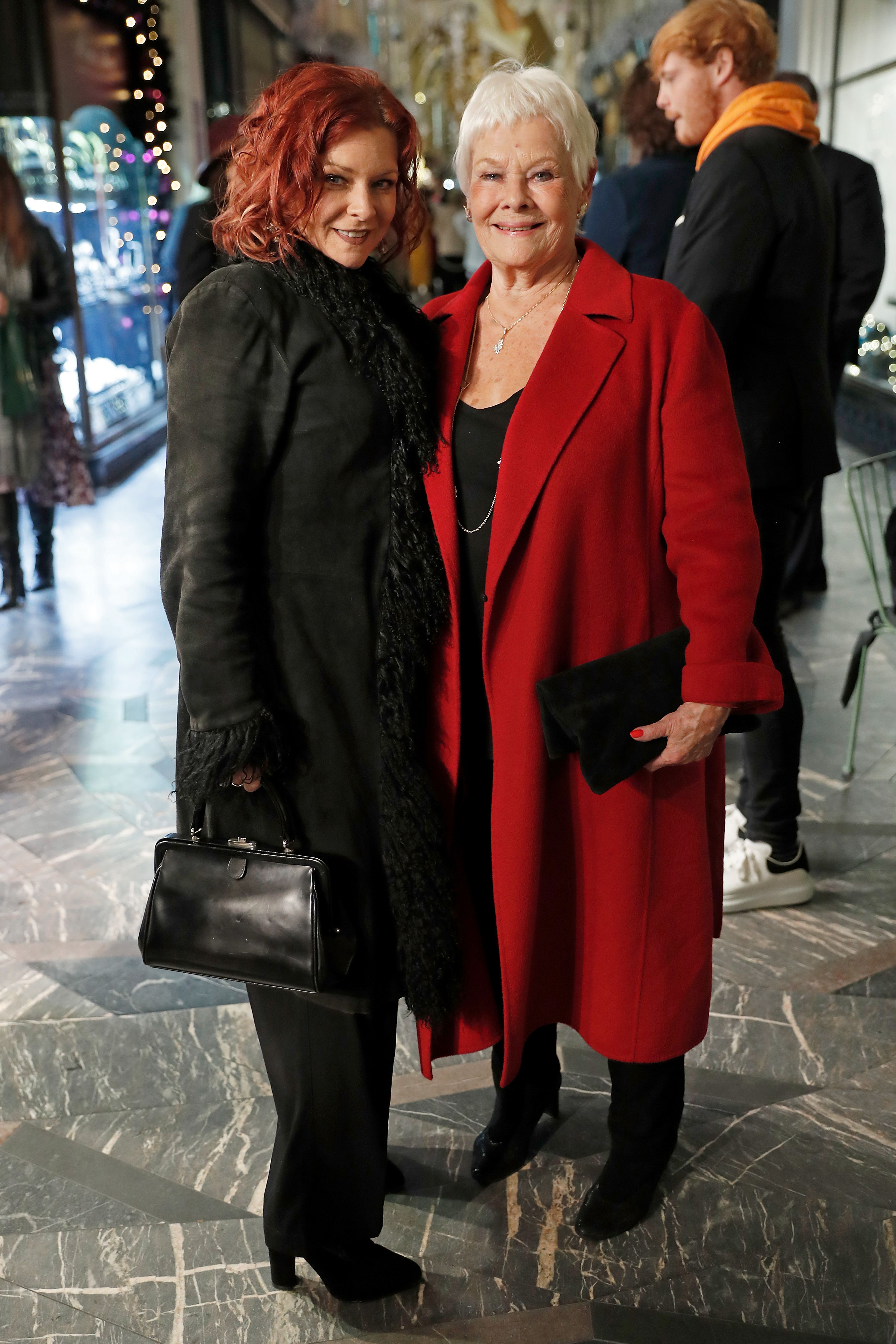 Judi Dench y Finty Williams en el evento de celebración de la Navidad número 200 de Burlington en 2019, en Londres, Inglaterra. | Foto: Getty Images