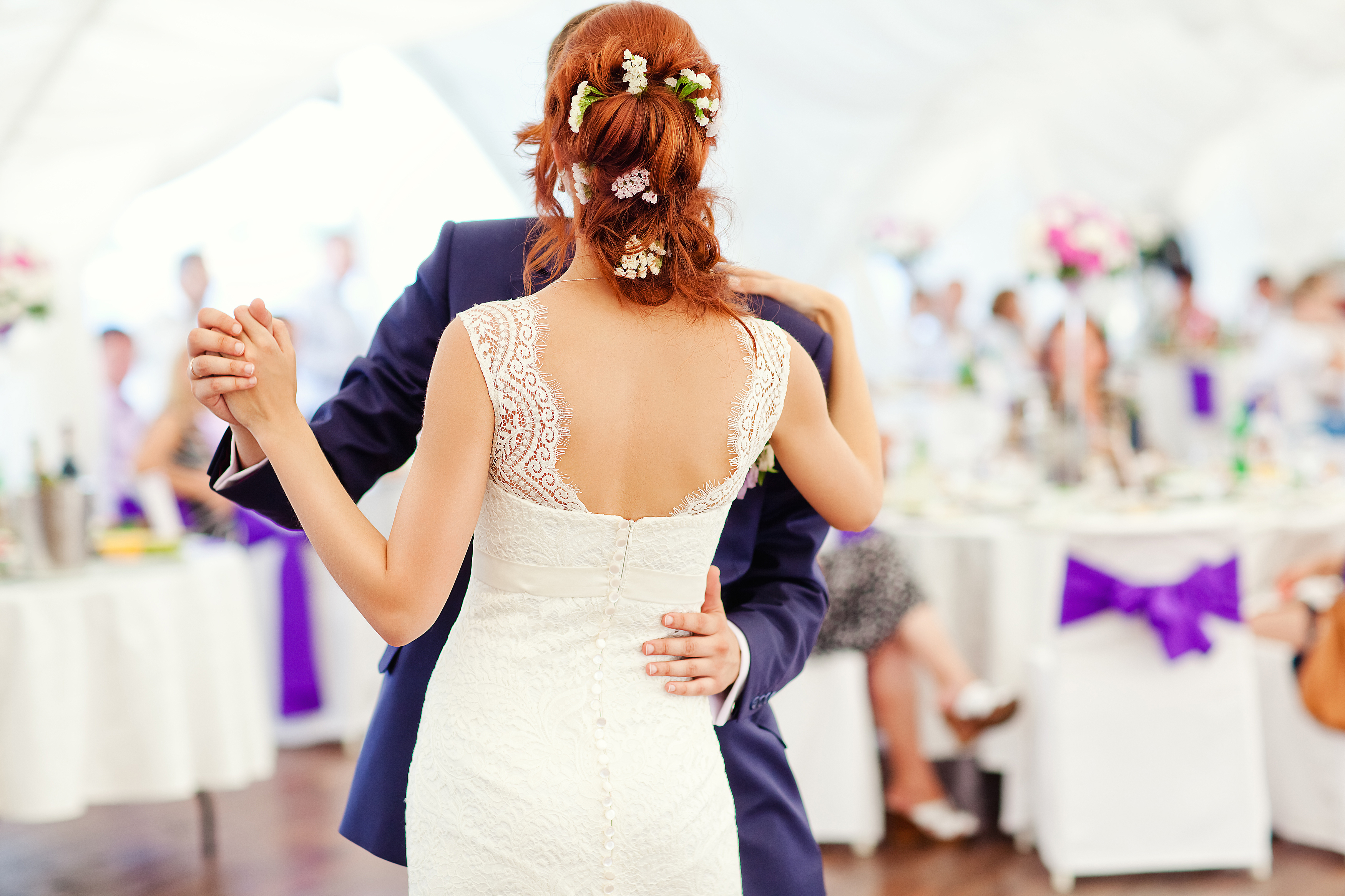 Unos novios bailando | Fuente: Shutterstock