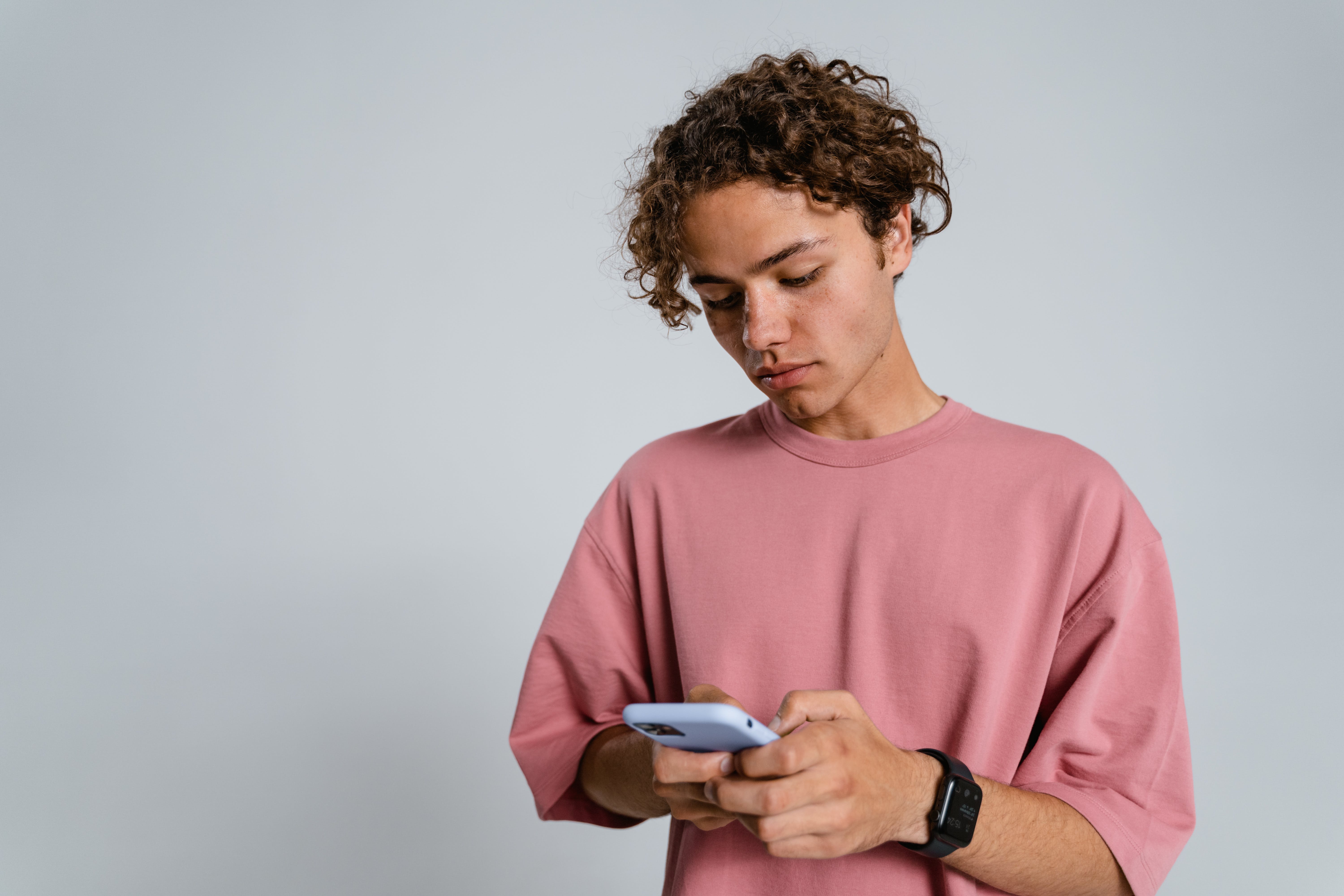 Adolescente con su teléfono | Foto: Pexels