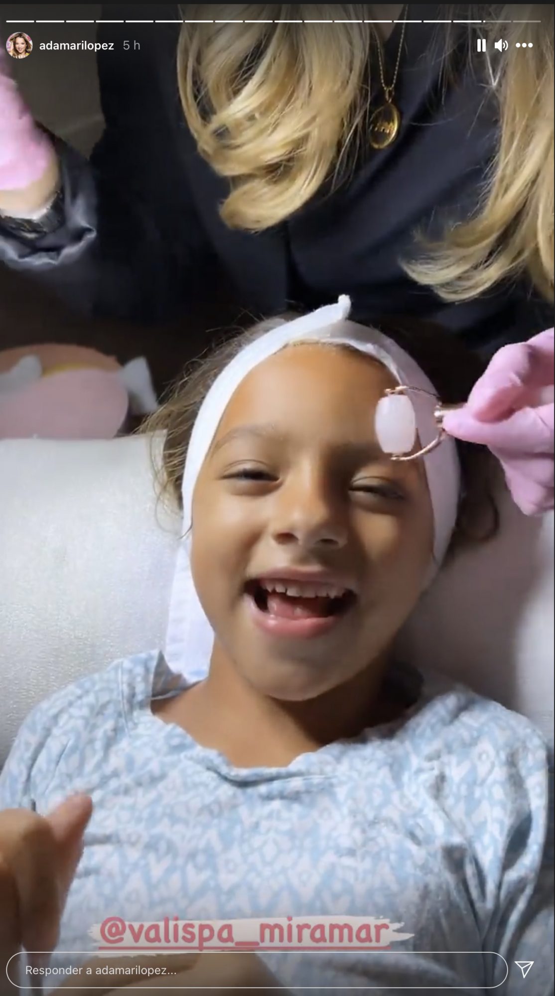 La hija de Adamari López haciéndose su tratamiento facial. │ Foto: Captura de Instagram/adamarilopez