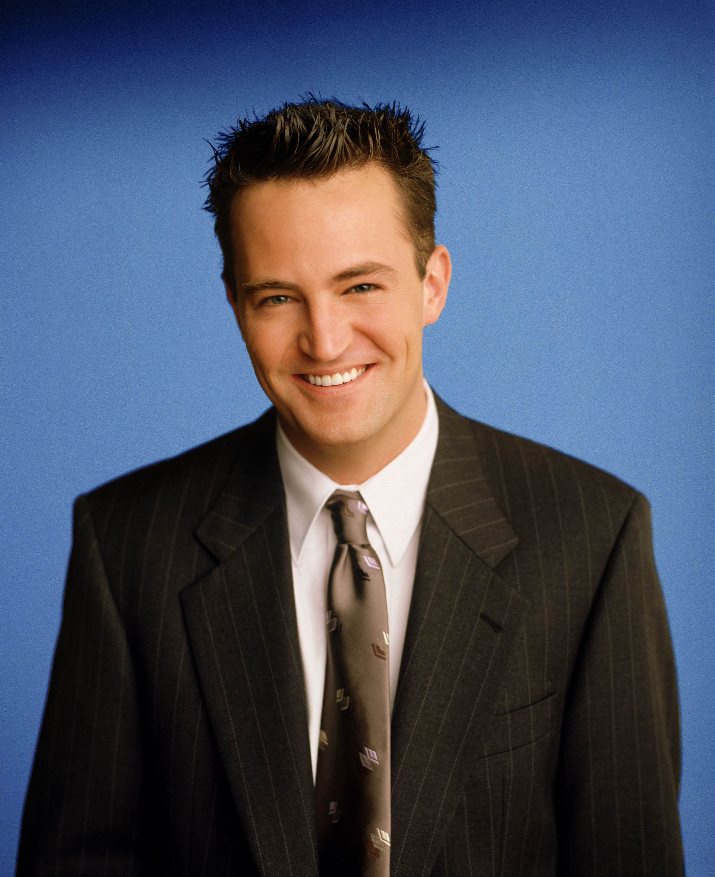 Matthew Perry posando como Chandler Bing en "Friends", circa 2001 | Fuente: Getty Images