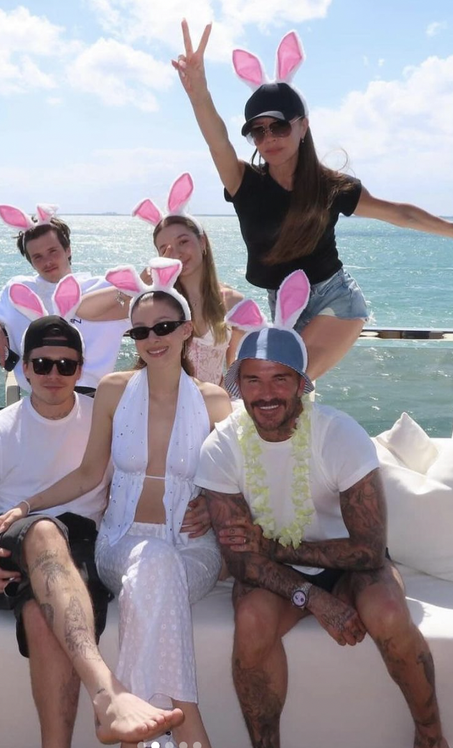 Victoria Beckham, David Beckham, Cruz Beckham, Harper Beckham, Brooklyn Peltz-Beckham y Nicola Peltz-Beckham en un post de Instagram del 1 de abril de 2024 | Fuente: Instagram.com/victoriabeckham/