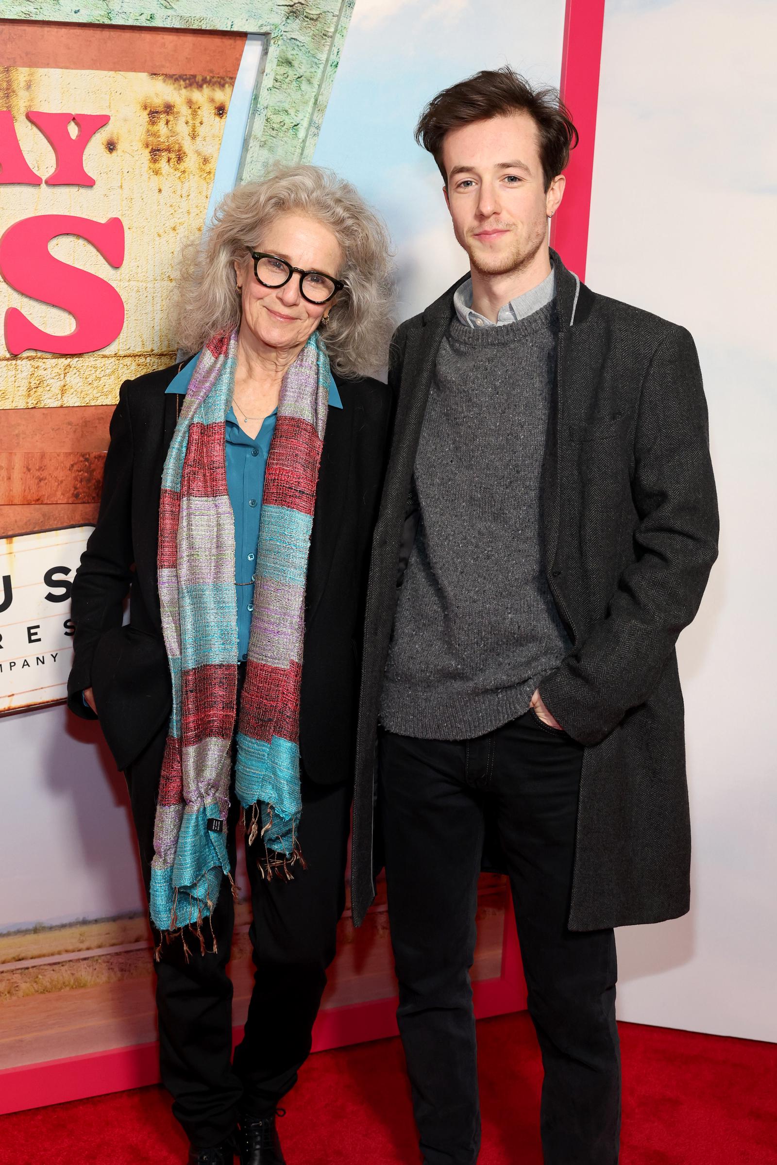 La estrella de los 70 y su hijo Babe Howard en el estreno de "Drive-Away Dolls" en Nueva York en el AMC Lincoln Square Theater el 20 de febrero de 2024 | Fuente: Getty Images