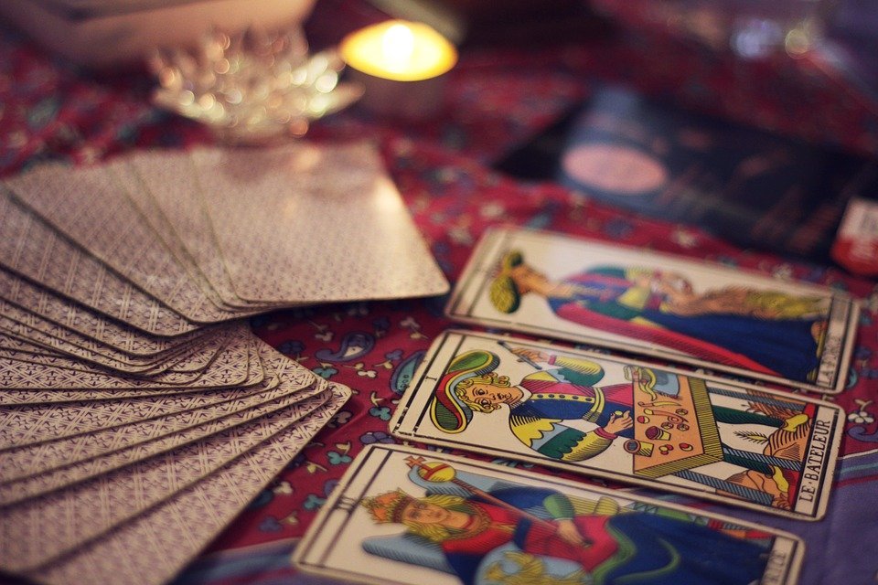 Cartas del Tarot repartidas sobre una mesa. | Foto: Pixabay