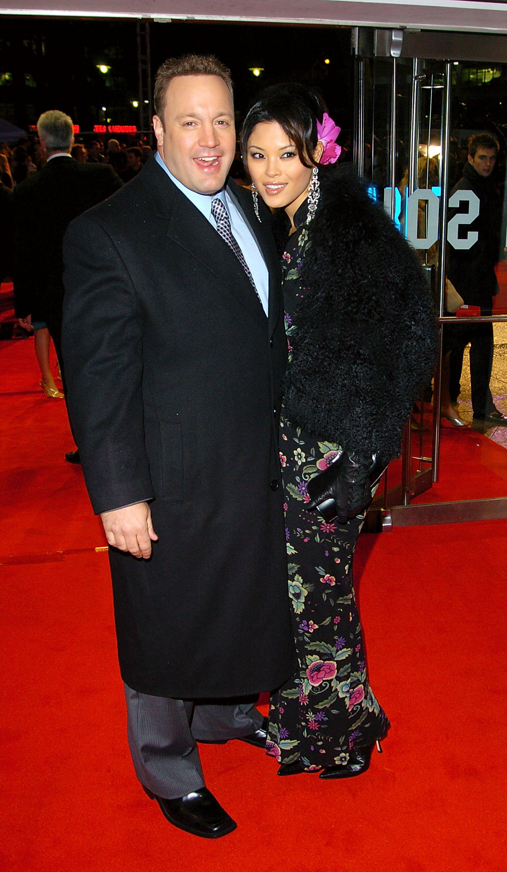 Steffiana De La Cruz y Kevin James en el estreno de "Hitch" en el Reino Unido, en 2005. | Foto: Getty Images