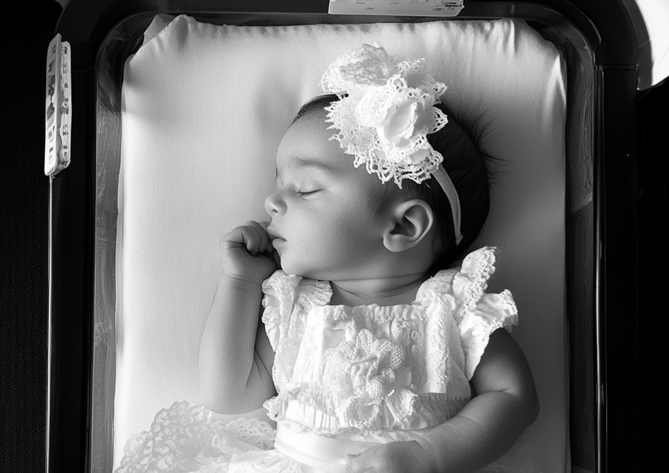 Una niña durmiendo | Fuente: Midjourney