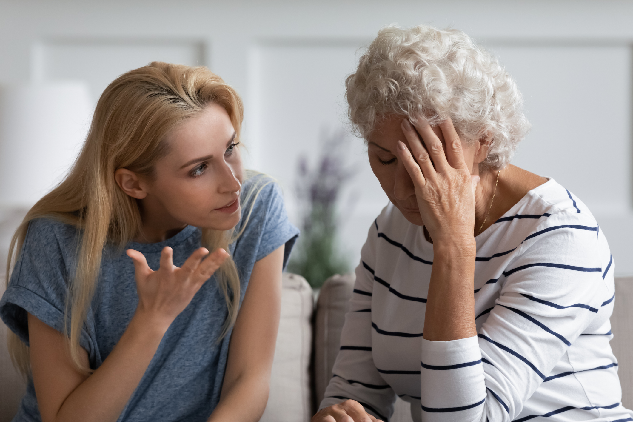 Una mujer enfadada discutiendo con su cansada suegra mayor | Fuente: Getty Images