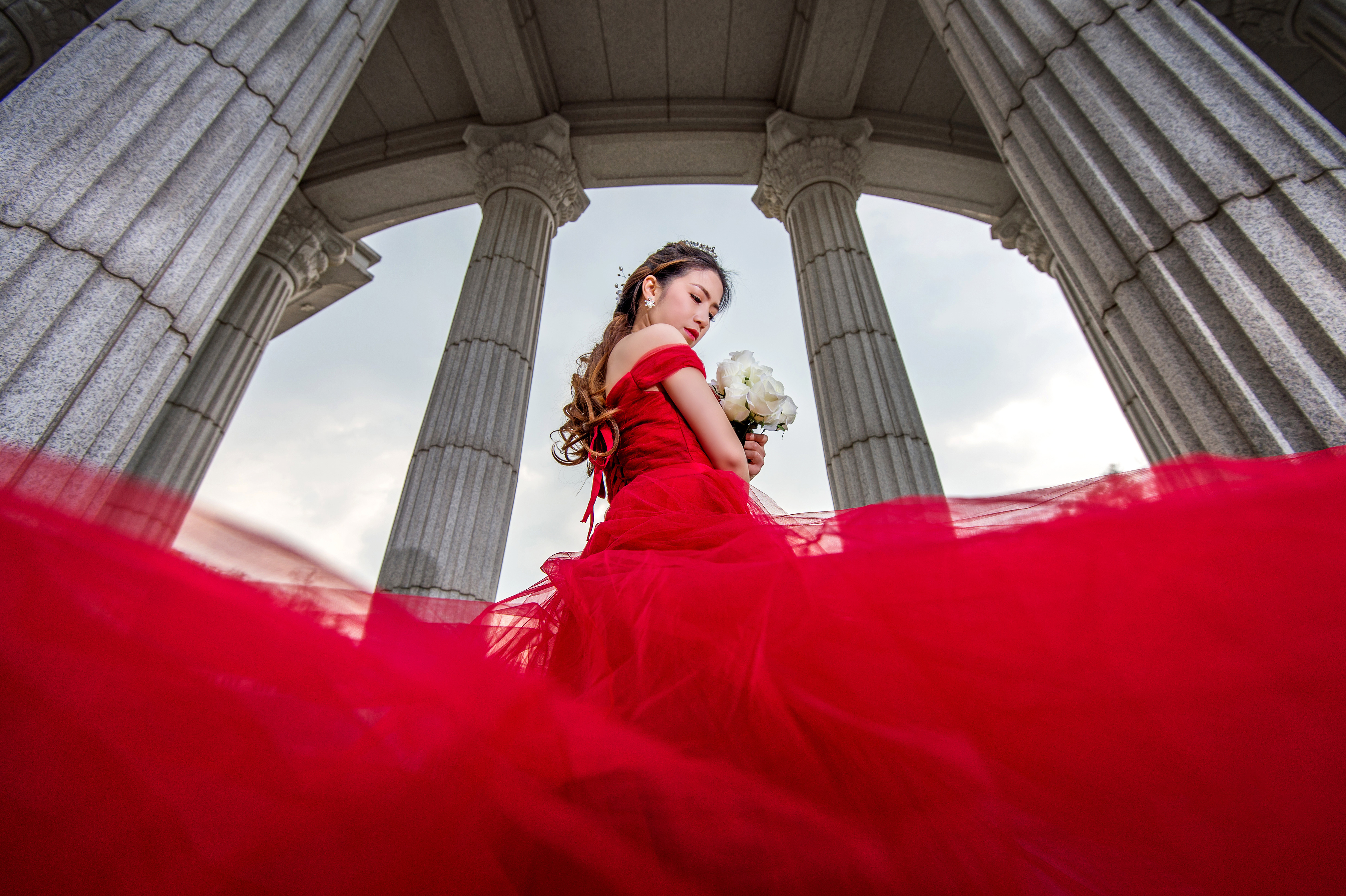 Una novia con vestido de novia rojo | Fuente: Shutterstock