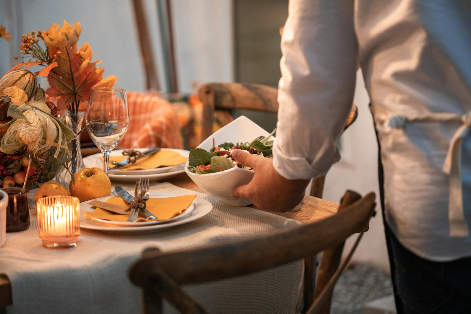 Una persona con camisa de vestir blanca sostiene un plato de cerámica blanca con comida | Fuente: Pexels