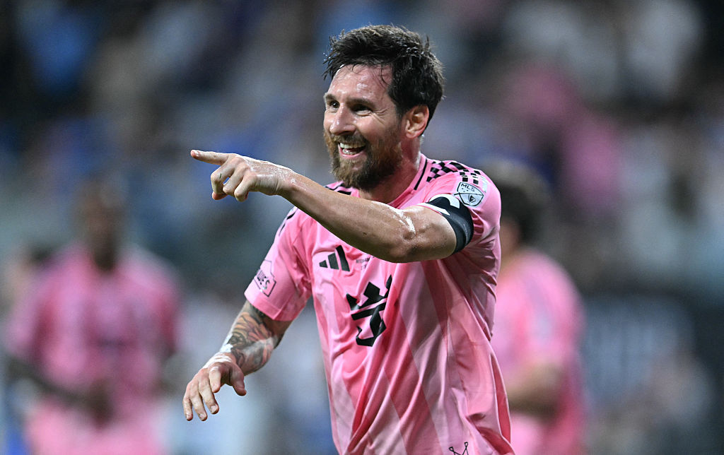 El delantero argentino del Inter Miami, Lionel Messi (n.º 10), celebra tras marcar el primer gol de su equipo —el número 100 de su cuenta personal con el club— durante la final de la Campeones Cup entre el Inter Miami CF y el Cruz Azul de México, disputada en el Nu Stadium de Miami, Florida, el 16 de septiembre de 2026. | Fuente: Getty Images