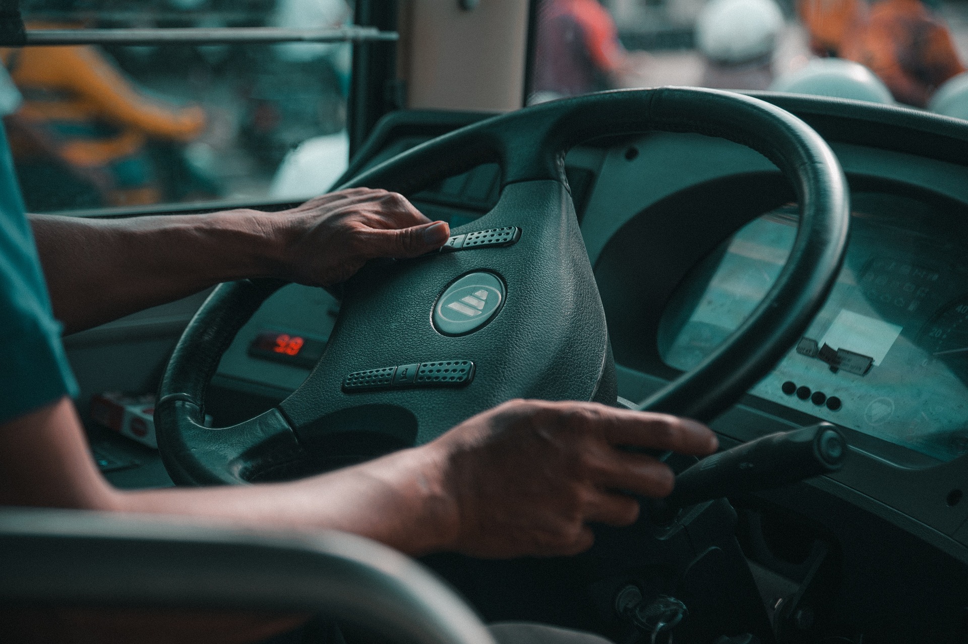 Primer plano de un conductor de autobús sujetando un volante | Foto: Pixabay