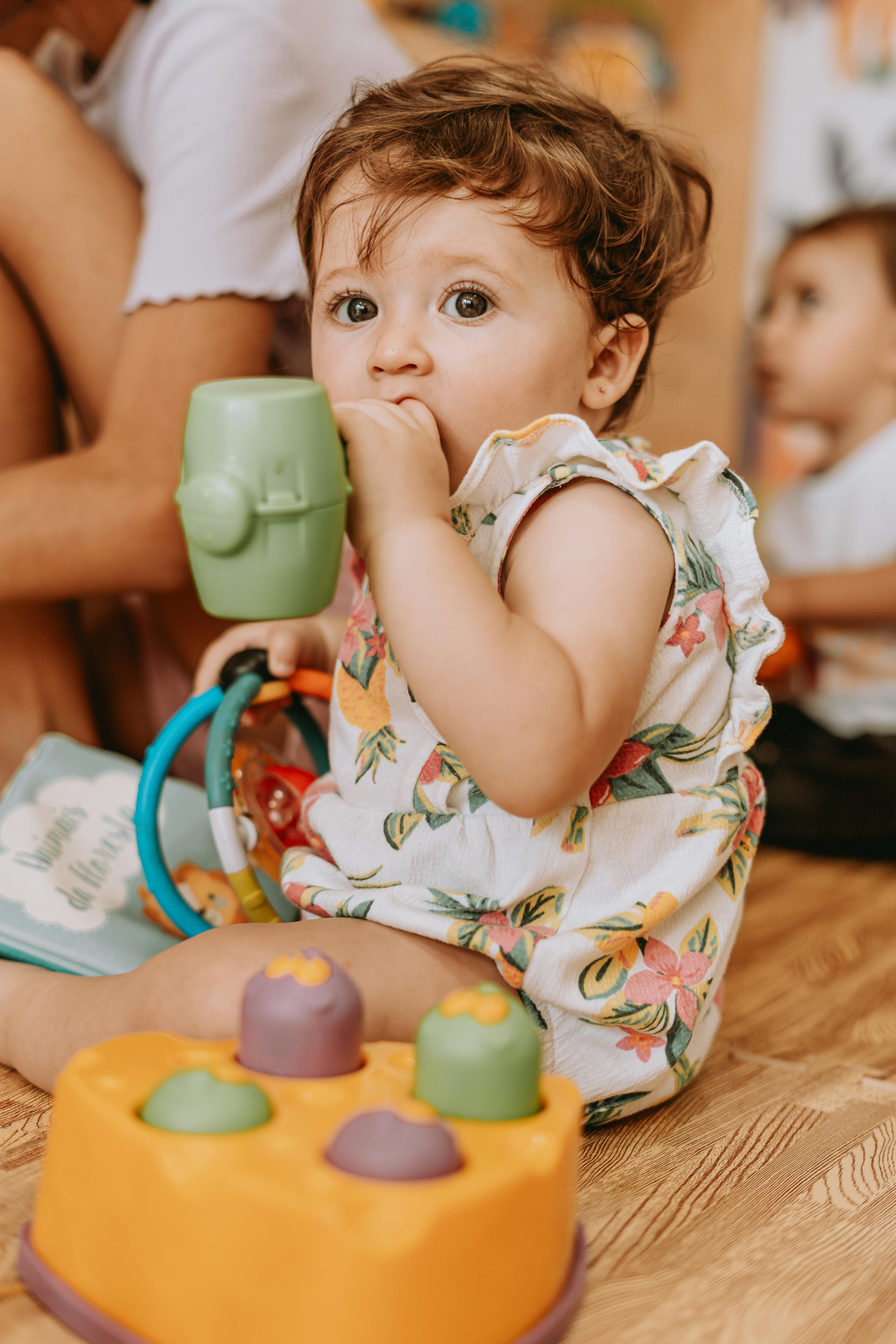 Un bebé jugando con juguetes | Fuente: Pexels