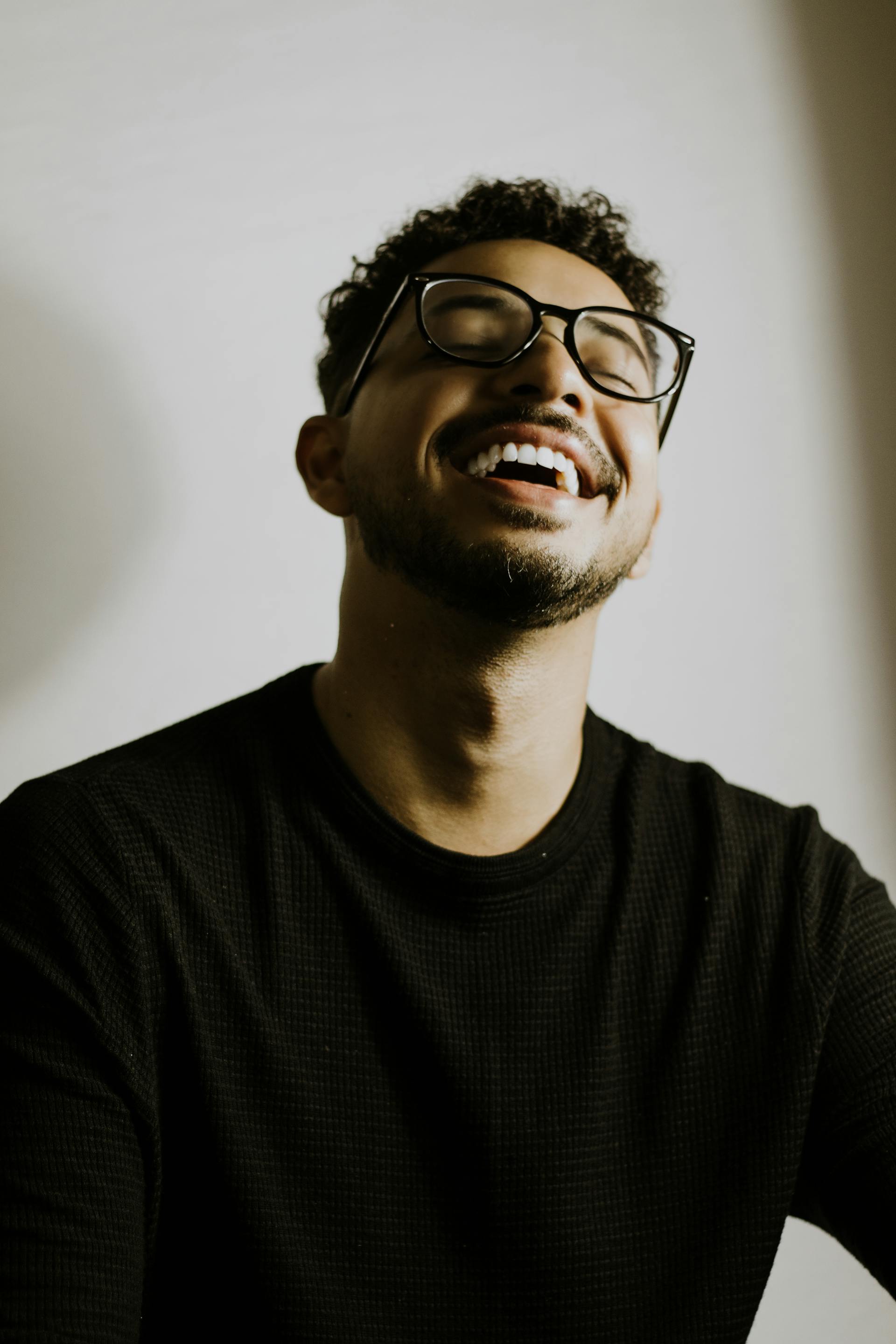 Un joven riendo | Fuente: Pexels