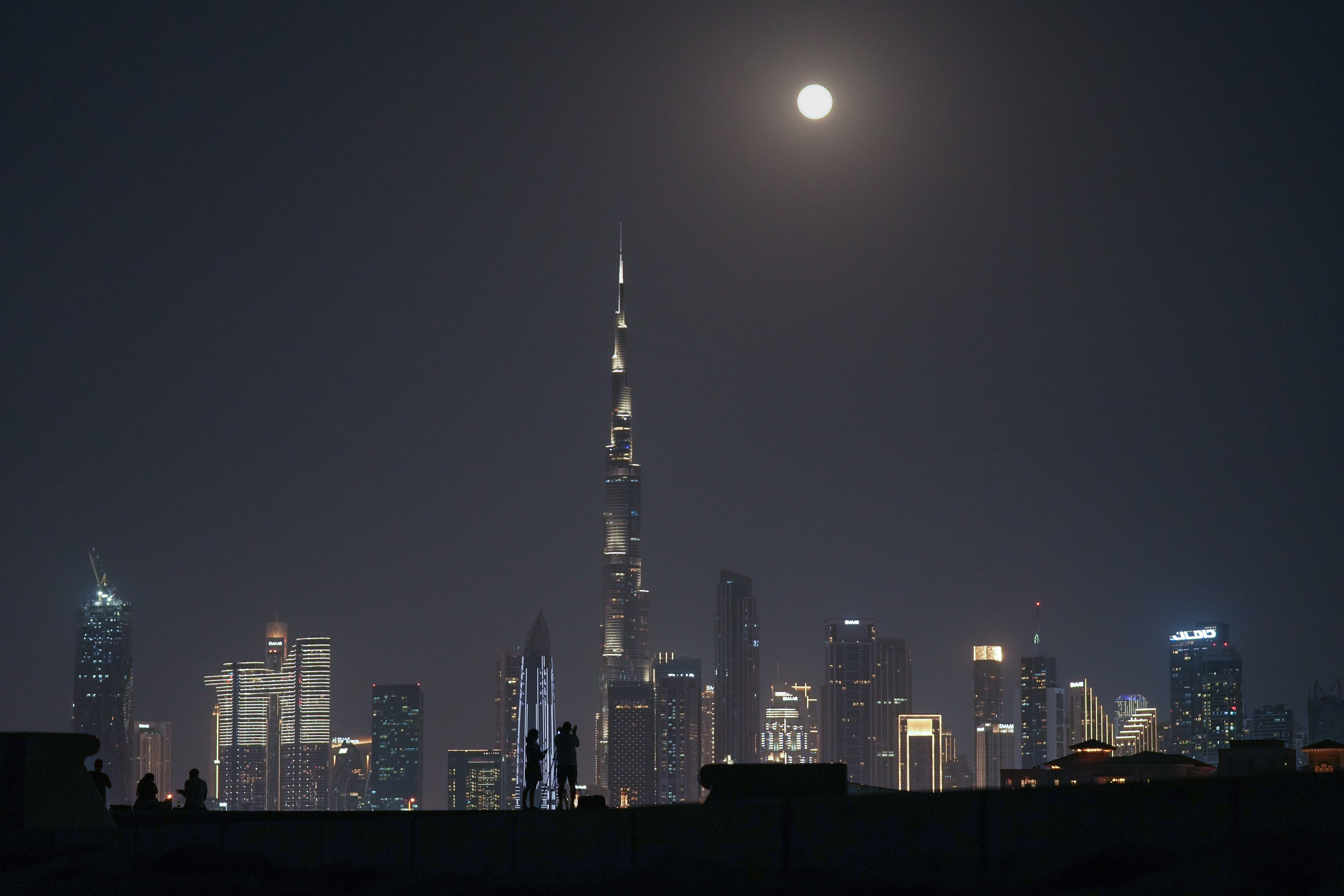 La superluna azul elevándose sobre la torre Burj Khalifa en Dubai, Emiratos Árabes Unidos, el 31 de agosto de 2023. | Foto: Getty Images