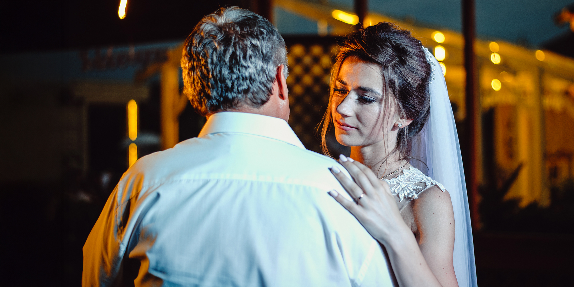 La novia y su padre bailando | Fuente: Shutterstock