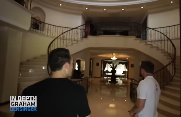 Interior de la mansión de "Canelo" en Guadalajara, México. | Fuente: Youtube/Graham Bensinger.
