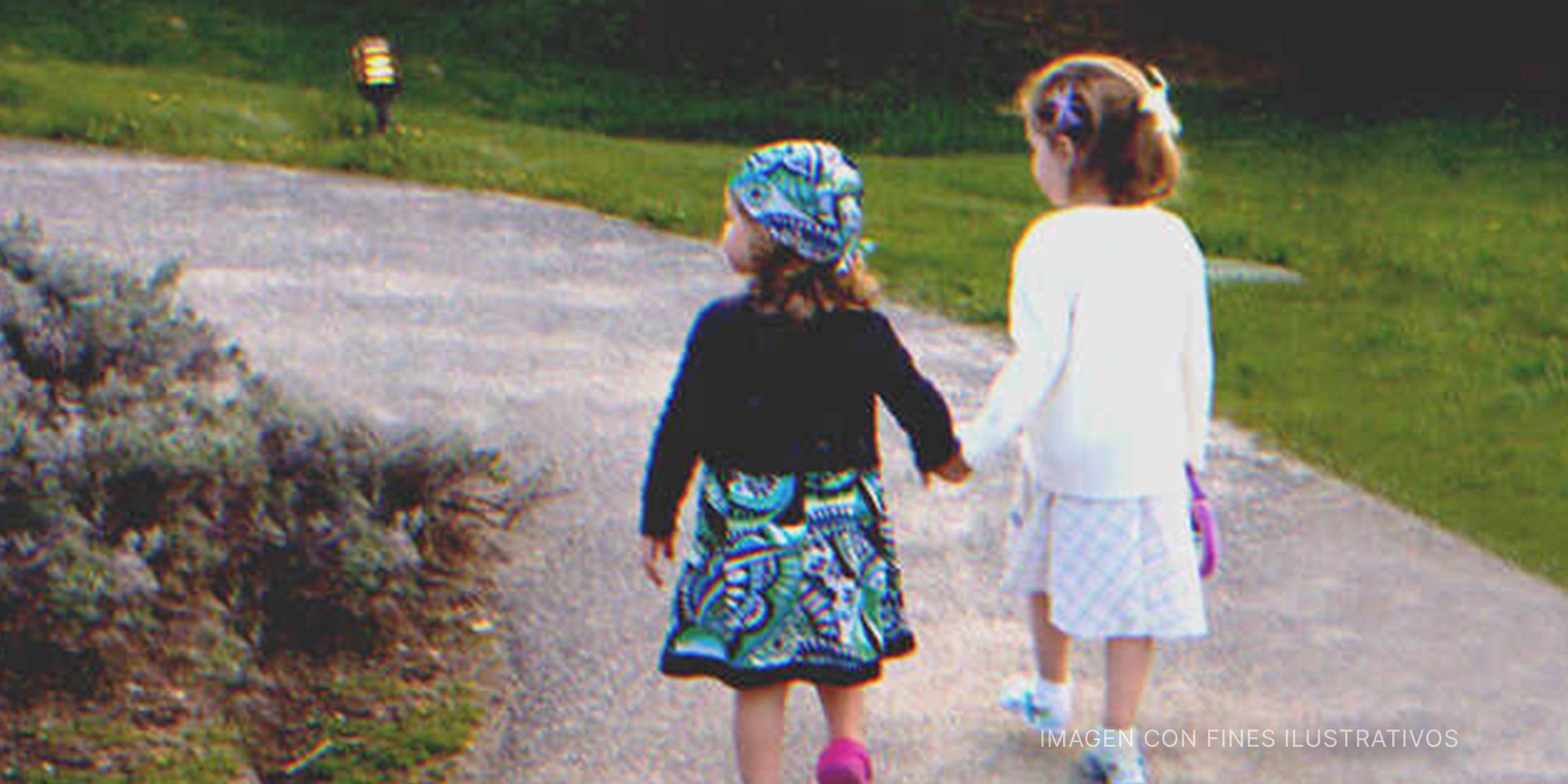 Dos niñas tomadas de la mano | Foto: flickr.com/hlkljgk (CC BY-SA 2.0)