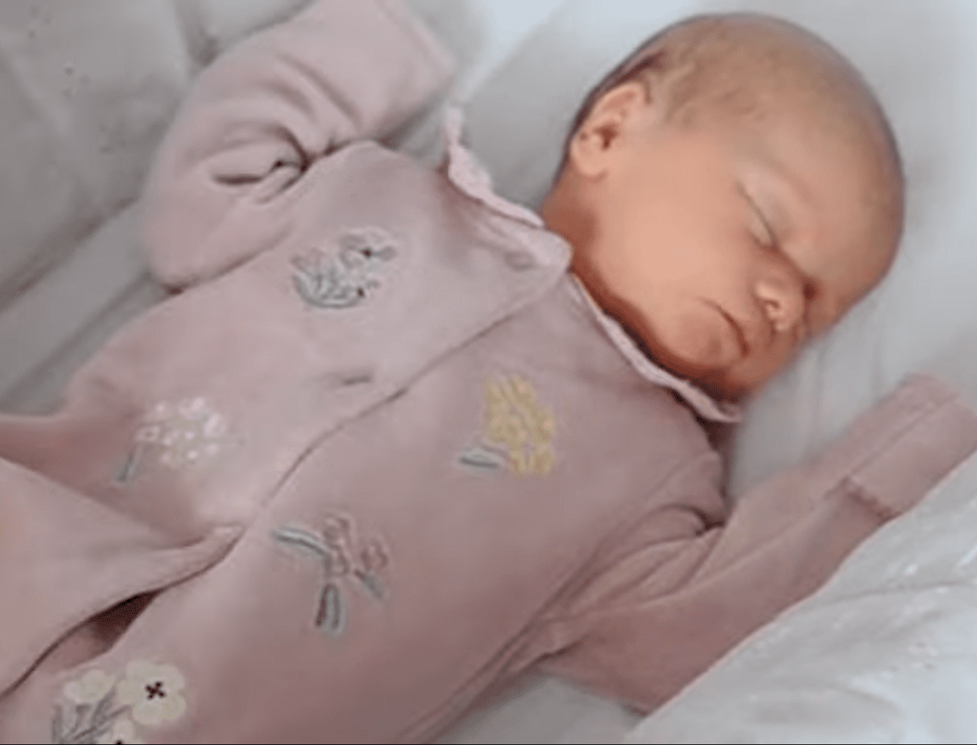 Bebé Baylee-Rae durmiendo. | Foto: Youtube.com/Wales Online