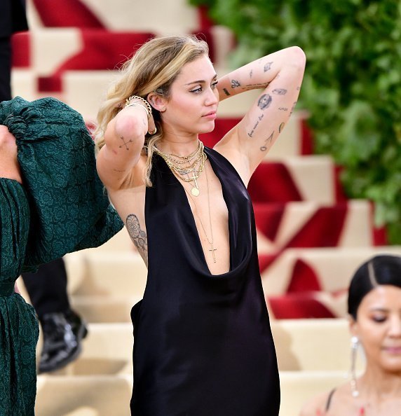 Miley Cyrus es vista llegando a la gala del Heavenly Bodies: Fashion & The Catholic Imagination Costume Institute el 7 de mayo de 2018 en la ciudad de Nueva York | Foto: Getty Images