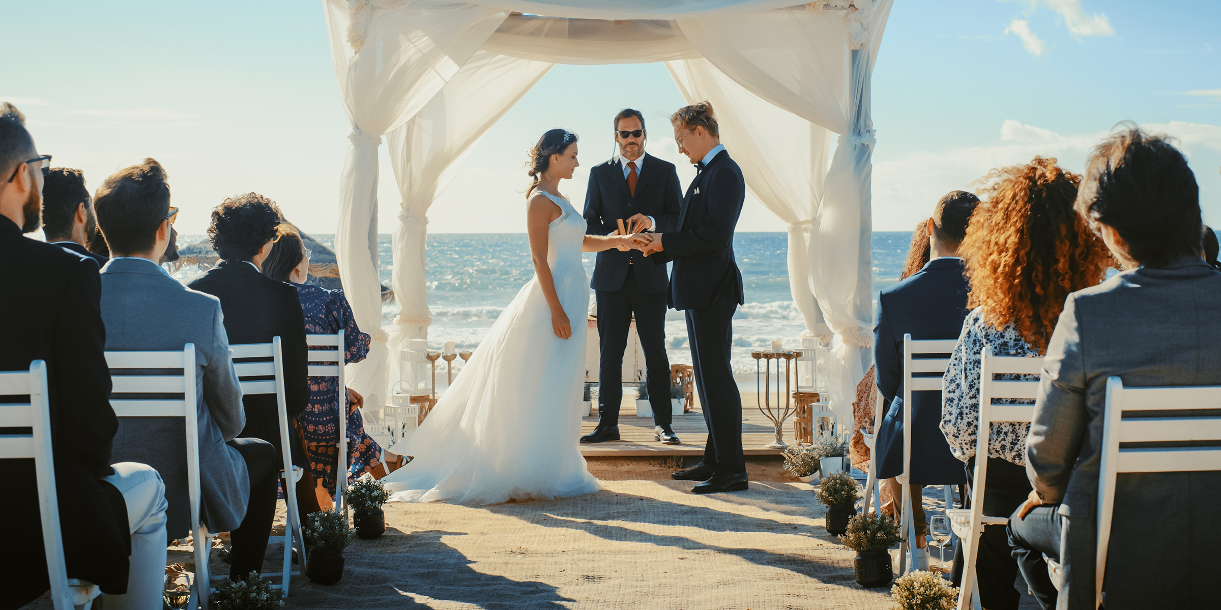 Una pareja en el altar | Fuente: Shutterstock