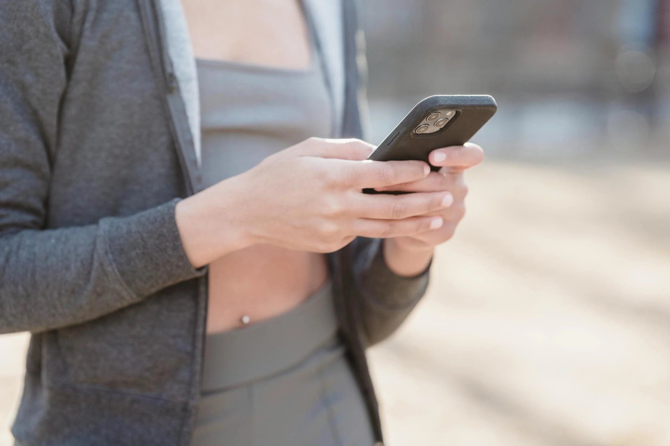 Una mujer sujetando su teléfono | Fuente: Pexels